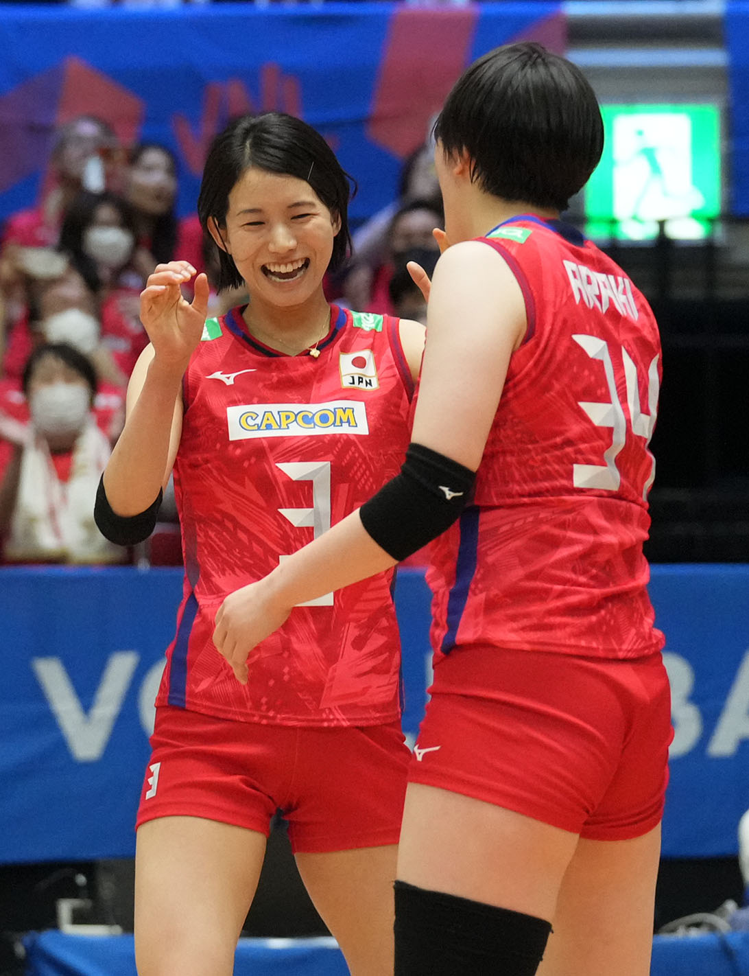 第2セット、ポイントを奪い喜ぶ日本古賀（左）（撮影・森本幸一）