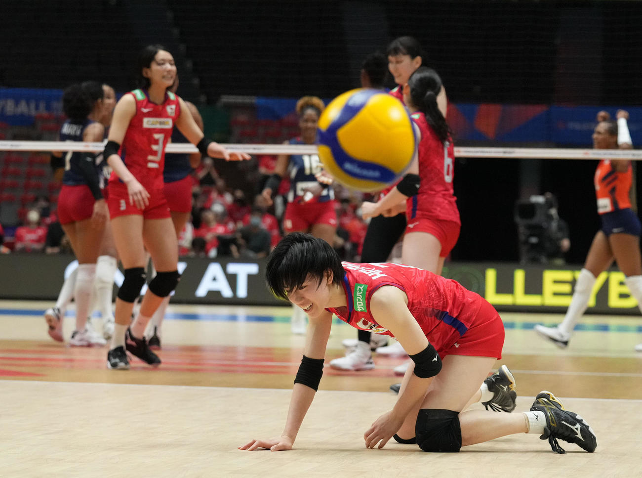 日本対ドミニカ共和国　第3セット、日本林（手前）がボールを追うも届かずこのセットを落とす（撮影・森本幸一）