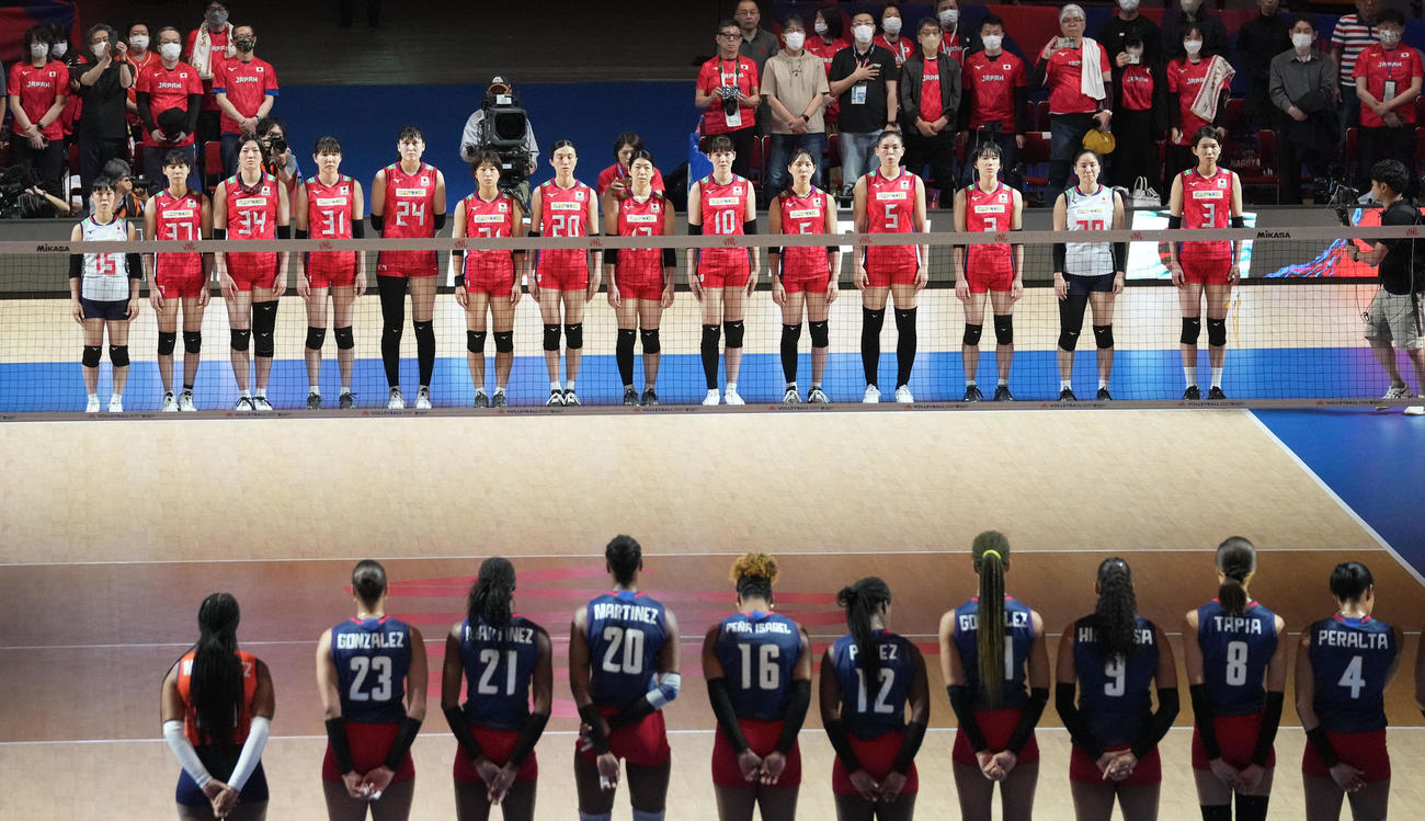 日本対ドミニカ共和国　国歌斉唱で整列する日本（撮影・森本幸一）