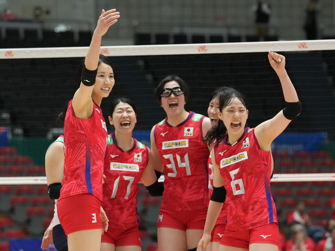 日本対ドミニカ共和国　試合終了、セットカウント3ー1でドミニカ共和国に勝利し喜ぶ日本古賀（左）ら火の鳥NIPPON（撮影・森本幸一）