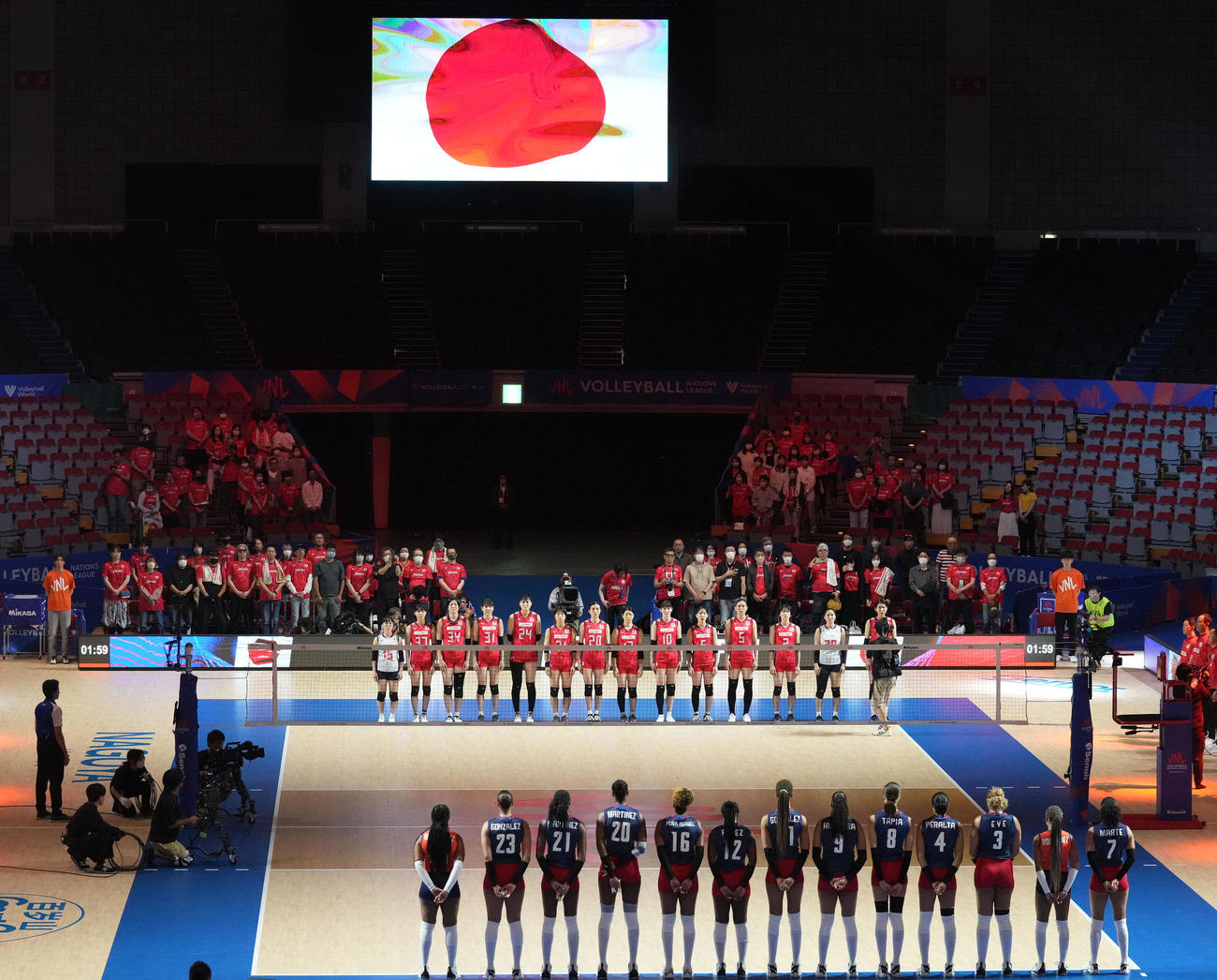日本対ドミニカ共和国　国歌斉唱で整列する日本（撮影・森本幸一）