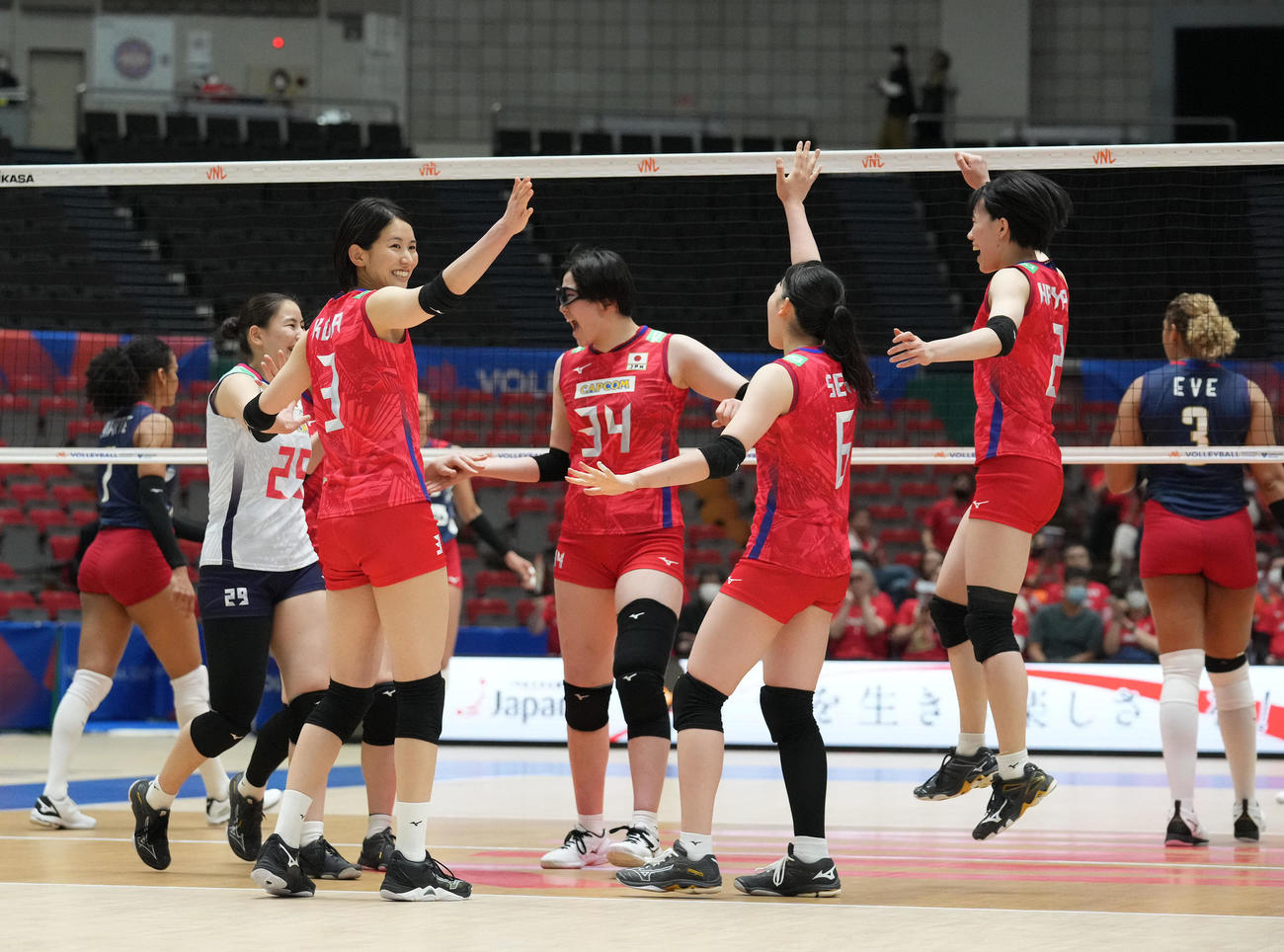 日本対ドミニカ共和国　試合終了、セットカウント3ー1でドミニカ共和国に勝利し喜ぶ日本古賀（左から2人目）ら火の鳥NIPPON（撮影・森本幸一）
