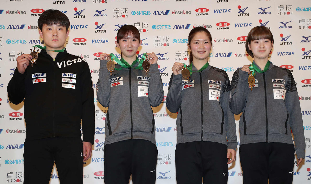 世界卓球選手権ダーバン大会でメダルを獲得し写真に納まる、左から張本、早田、木原、長崎（撮影・丹羽敏通）