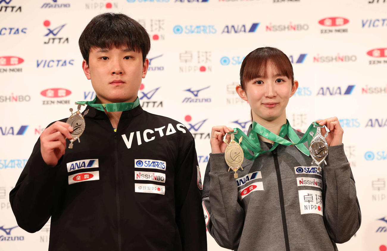 世界卓球選手権ダーバン大会混合ダブルスで銀メダルを獲得した張本（左）、早田ペア（撮影・丹羽敏通）