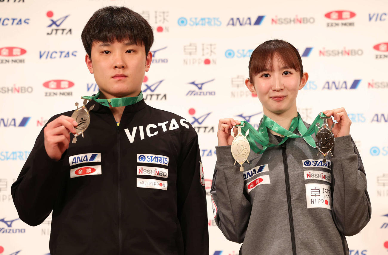 世界卓球選手権ダーバン大会混合ダブルスで銀メダルを獲得した張本（左）、早田ペア（撮影・丹羽敏通）