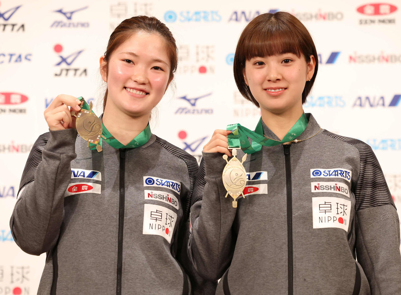 世界卓球選手権ダーバン大会女子ダブルスで銅メダルを獲得した木原（左）と長崎ペア（撮影・丹羽敏通）