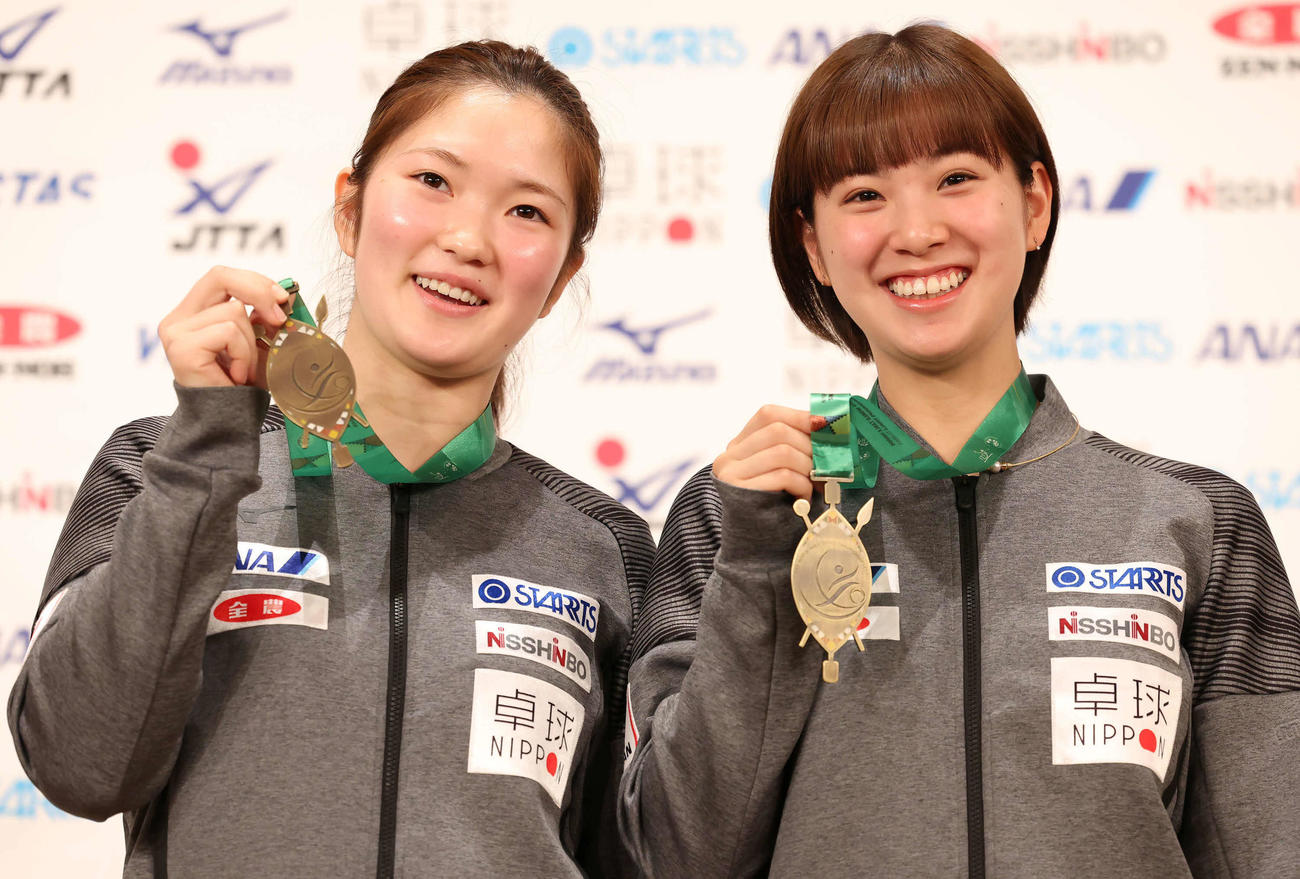 世界卓球選手権ダーバン大会女子ダブルスで銅メダルを獲得した木原（左）と長崎ペア（撮影・丹羽敏通）