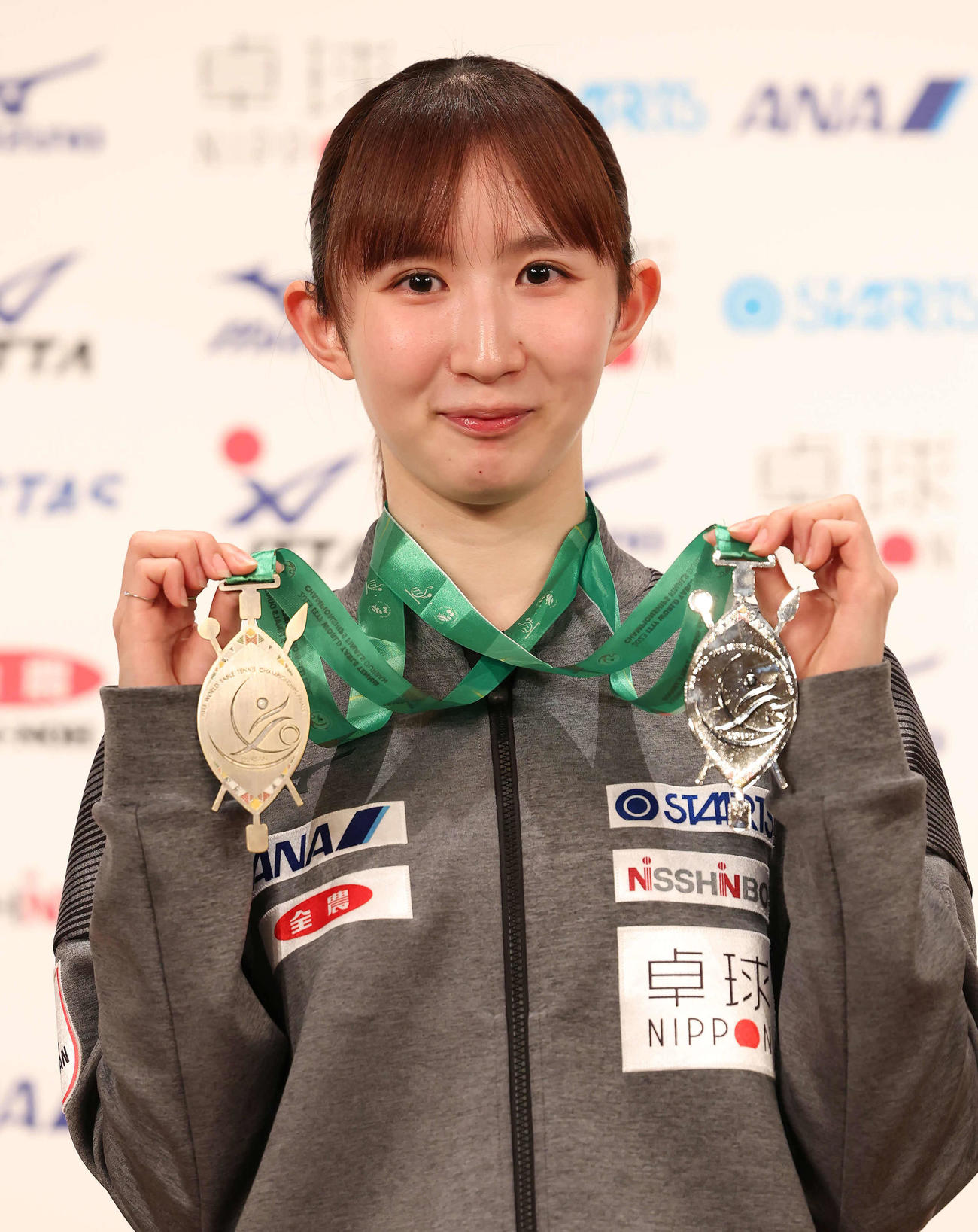 個人戦の銅メダル（左）と混合ダブルスの銀メダルを手に写真に納まる早田（撮影・丹羽敏通）