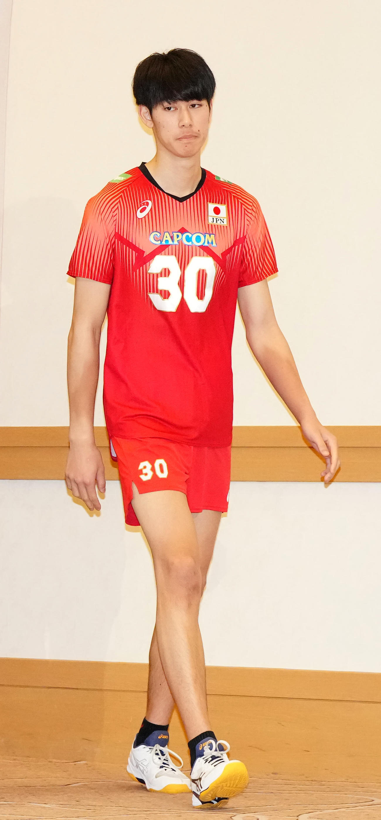 会見に臨むバレーボール男子日本代表の甲斐（撮影・江口和貴）