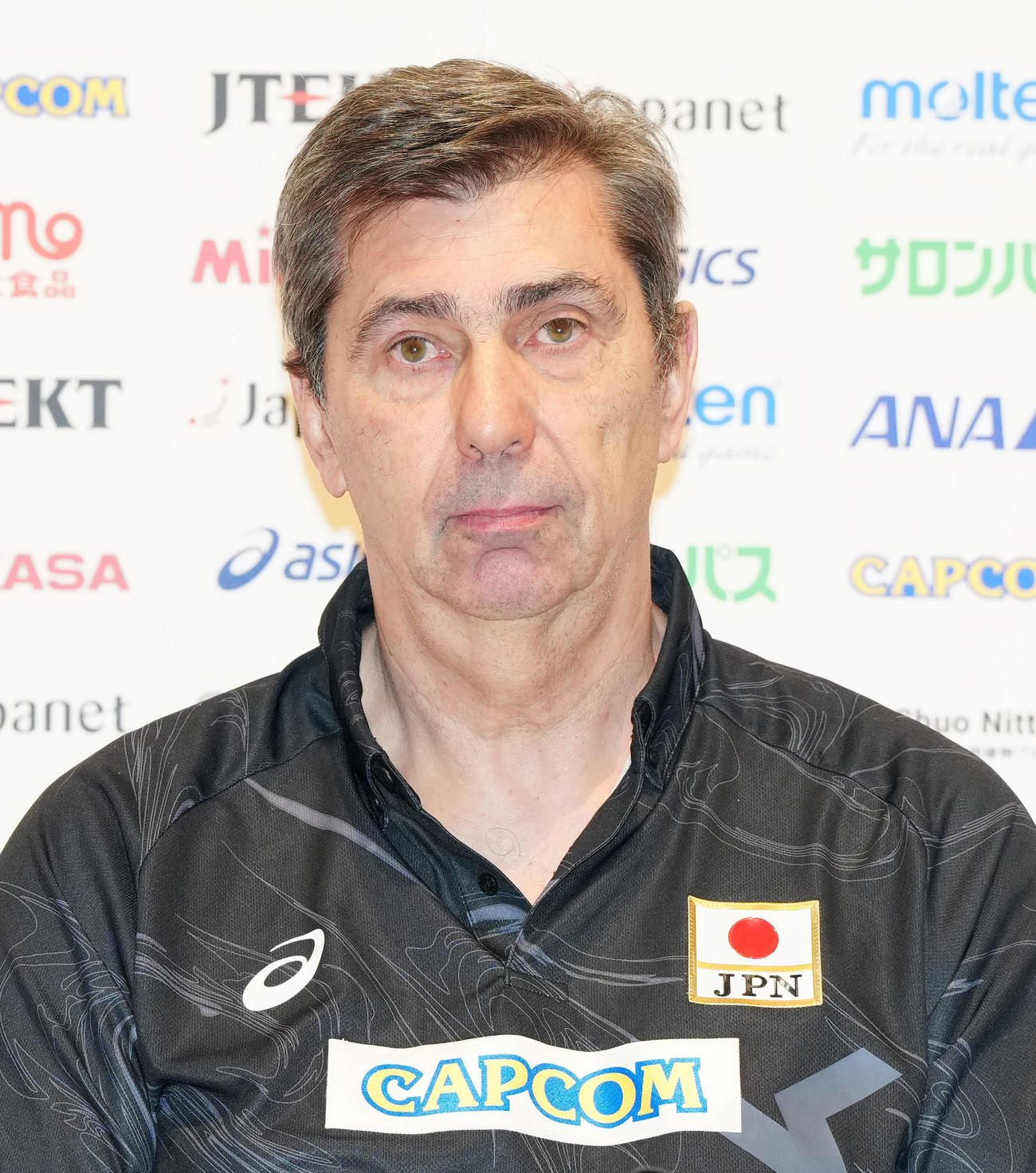 会見に臨むバレーボール男子日本代表のブラン監督（撮影・江口和貴）