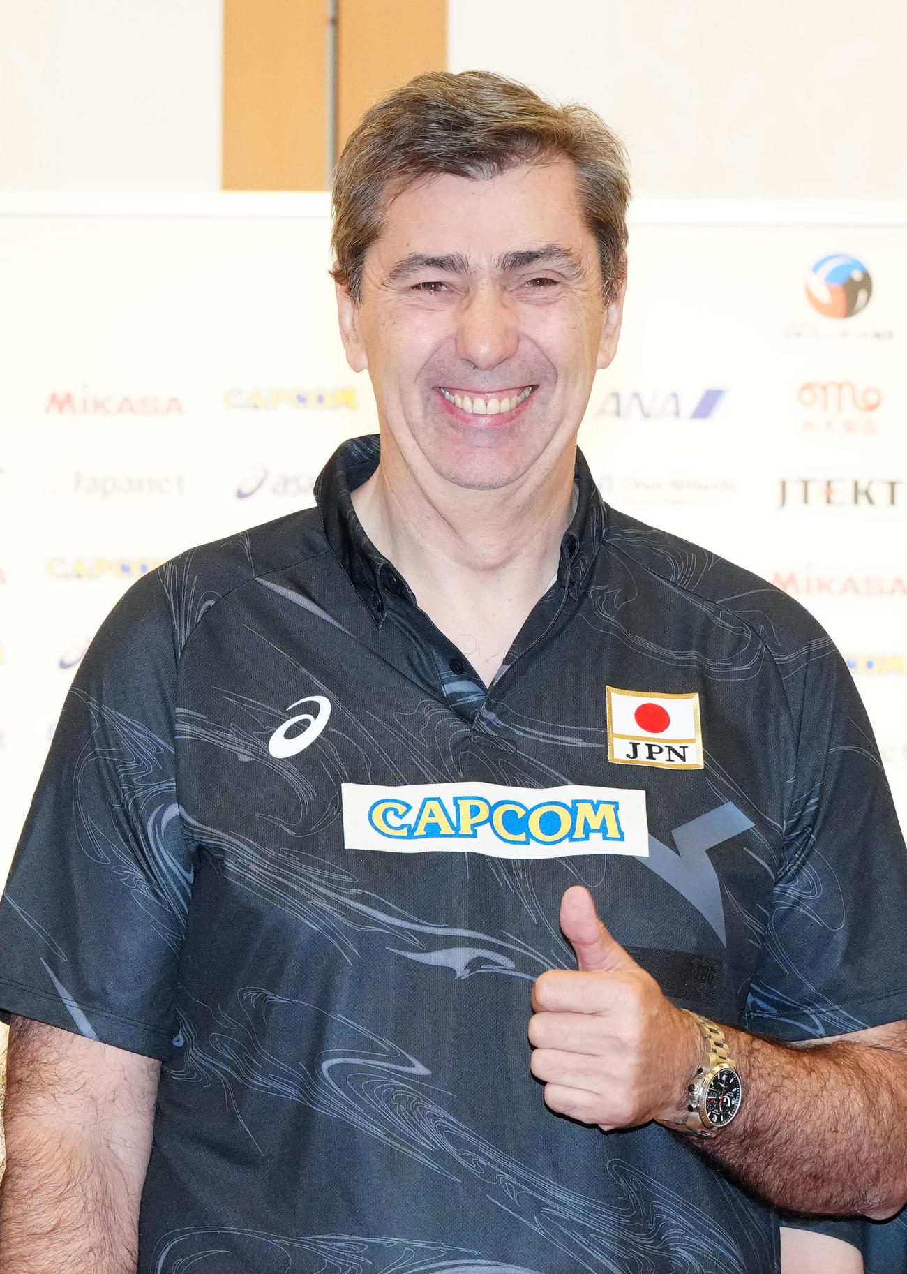 会見で笑顔を見せるバレーボール男子日本代表のブラン監督（撮影・江口和貴）