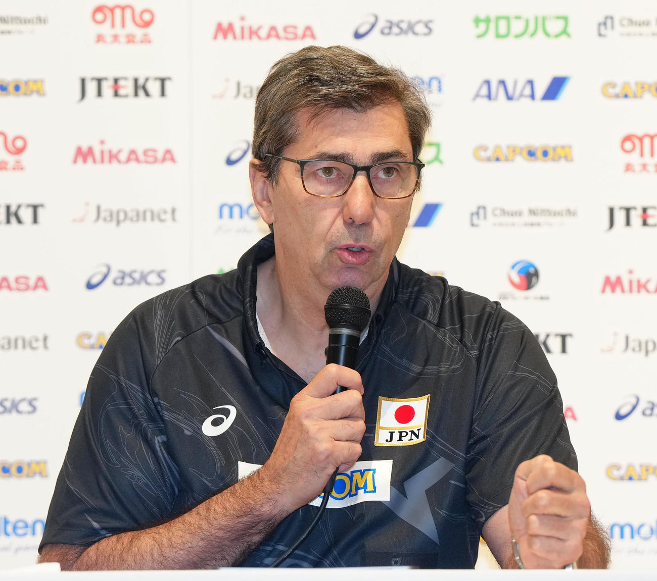 会見に臨むバレーボール男子日本代表のブラン監督（撮影・江口和貴）