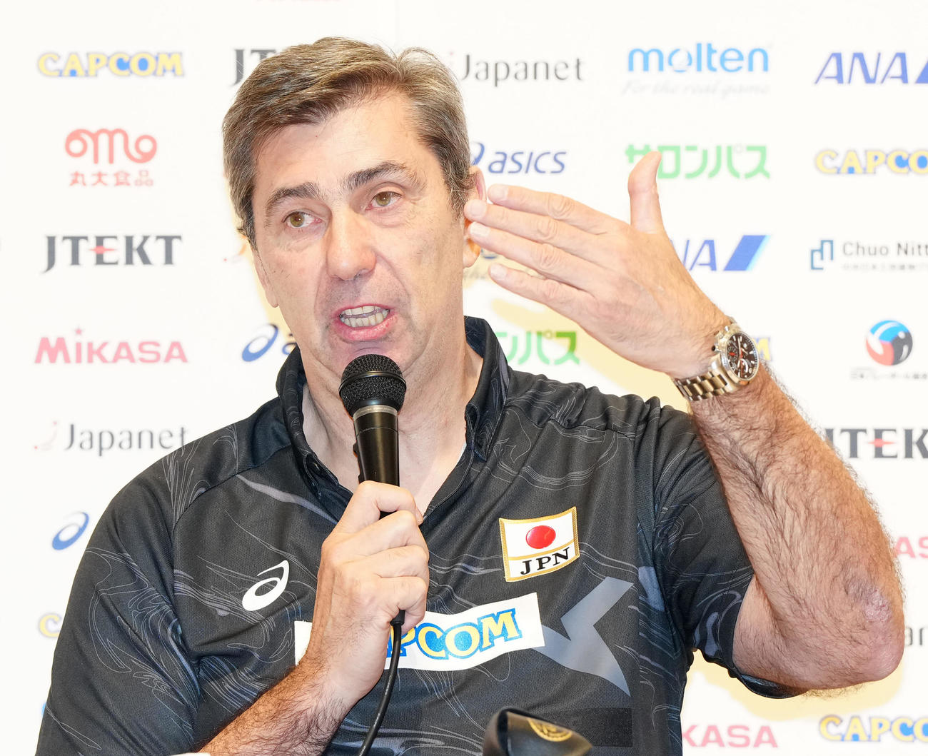 会見に臨むバレーボール男子日本代表のブラン監督（撮影・江口和貴）