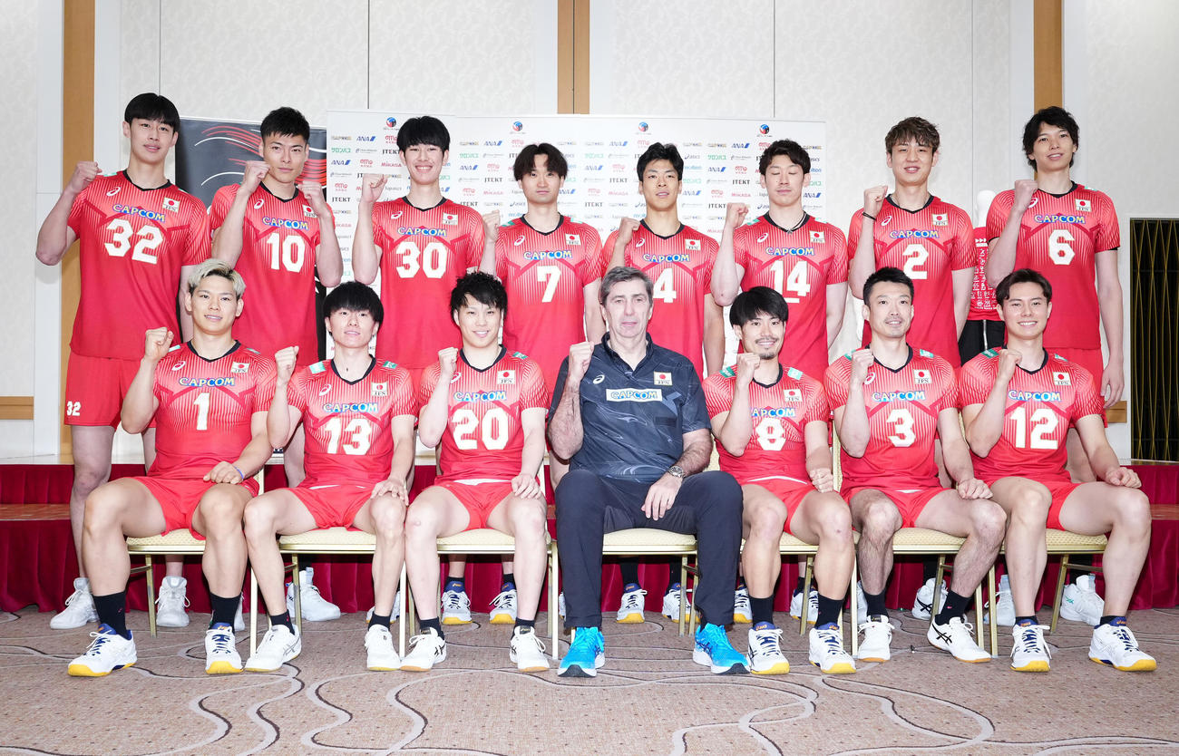 集合写真に納まるバレーボール男子日本代表の選手たち。前列左から西田、小川、山本、ブラン監督、関田、深津、高橋藍、後列左から麻野、高橋健、甲斐、高梨、宮浦、石川、小野寺、山内（撮影・江口和貴）