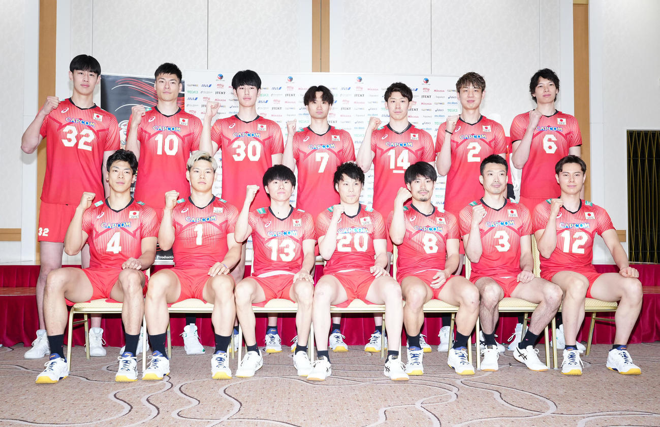 集合写真に納まるバレーボール男子日本代表の選手たち。前列左から宮浦、西田、小川、山本、関田、深津、高橋藍、後列左から麻野、高橋健、甲斐、高梨、石川、小野寺、山内（撮影・江口和貴）
