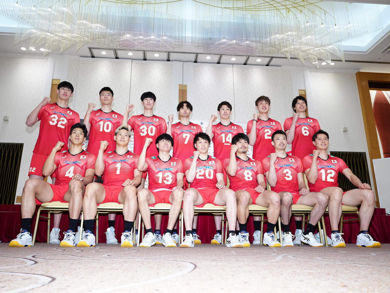 集合写真に納まるバレーボール男子日本代表の選手たち。前列左から宮浦、西田、小川、山本、関田、深津、高橋藍、後列左から麻野、高橋健、甲斐、高梨、石川、小野寺、山内（撮影・江口和貴）