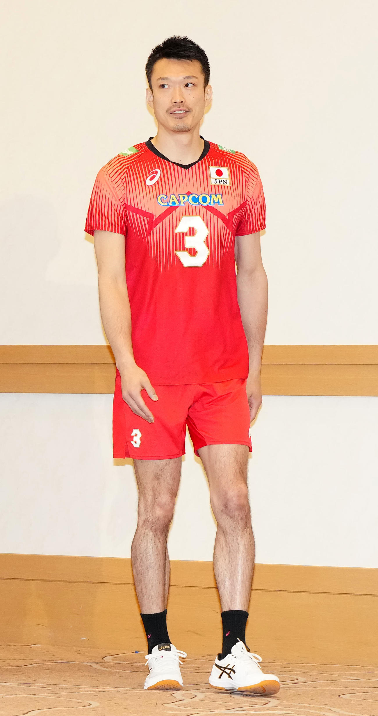 会見に臨むバレーボール男子日本代表の深津（撮影・江口和貴）