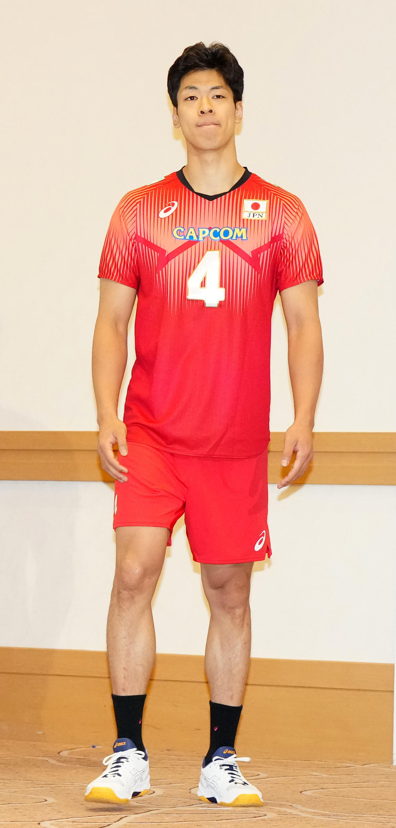 会見に臨むバレーボール男子日本代表の宮浦（撮影・江口和貴）