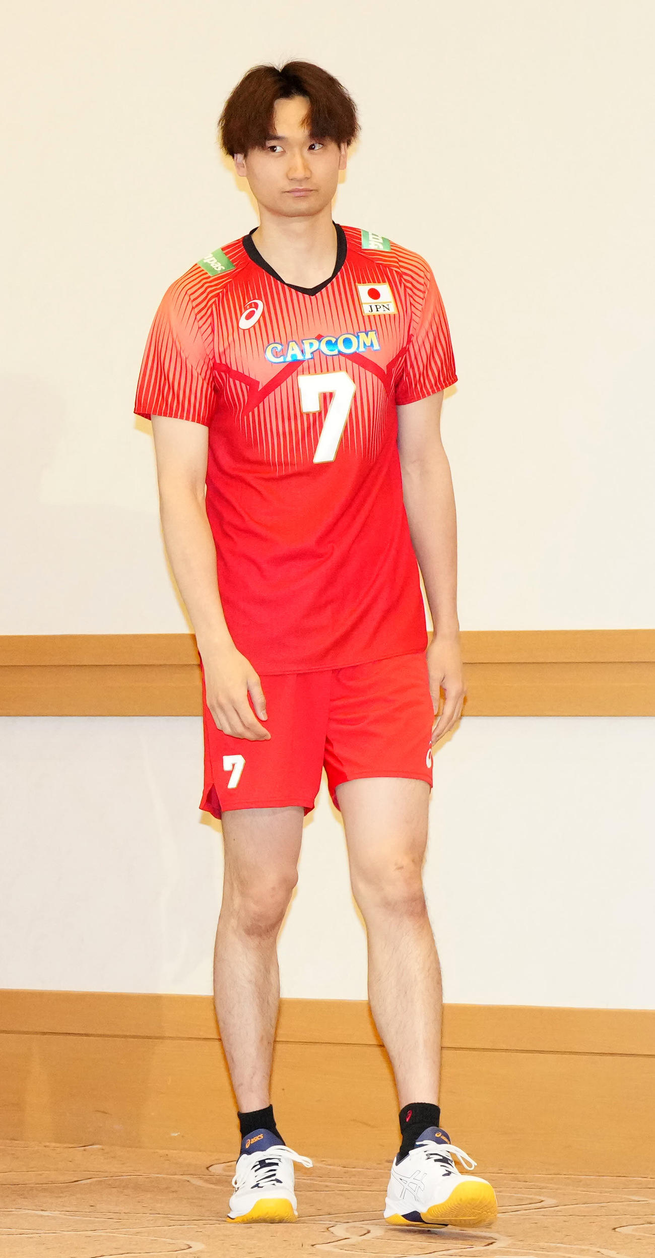 会見に臨むバレーボール男子日本代表の高梨（撮影・江口和貴）