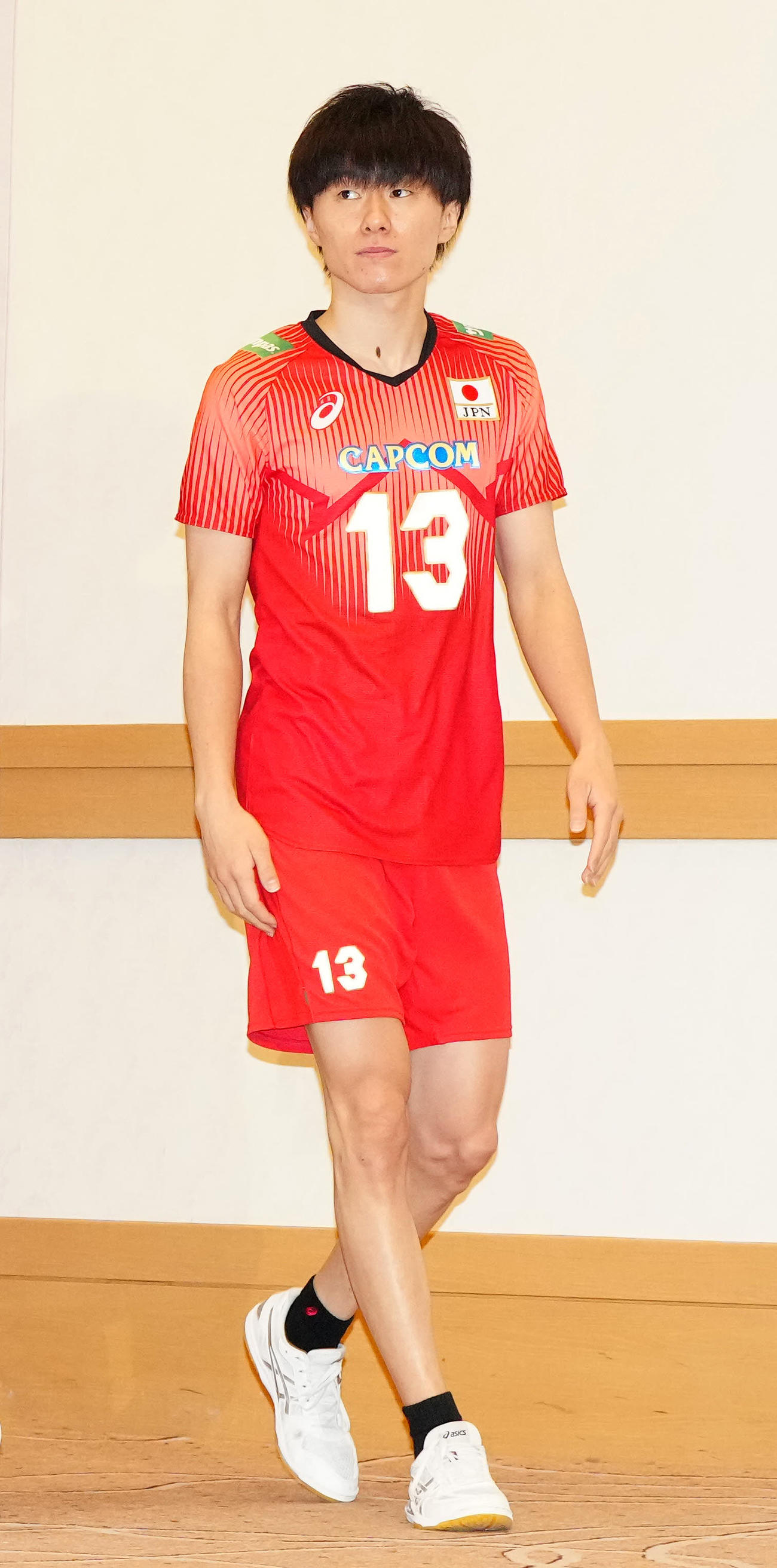 会見に臨むバレーボール男子日本代表の小川（撮影・江口和貴）