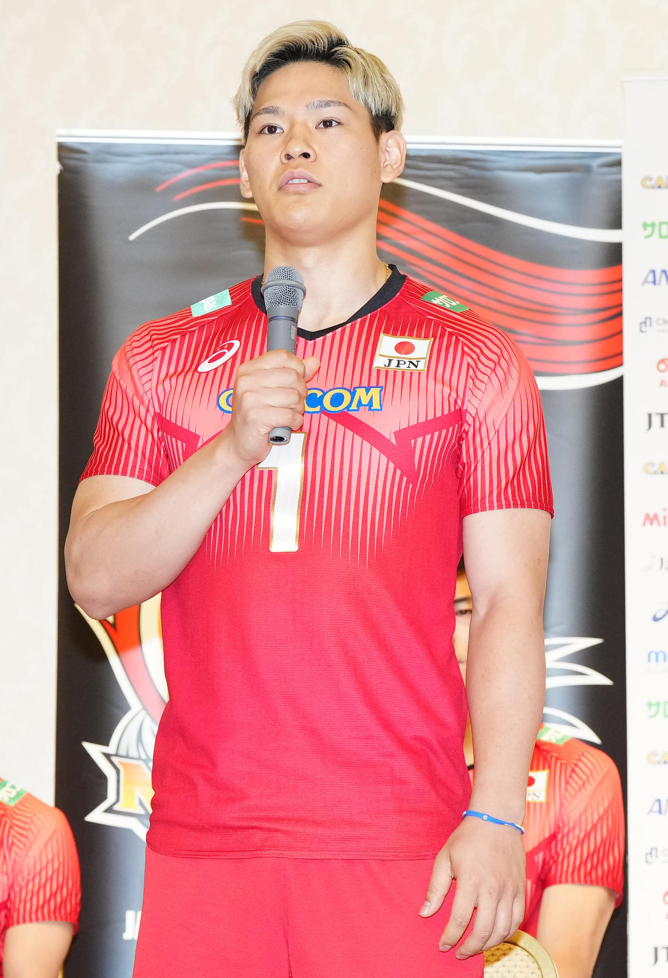 会見に臨むバレーボール男子日本代表の西田（撮影・江口和貴）