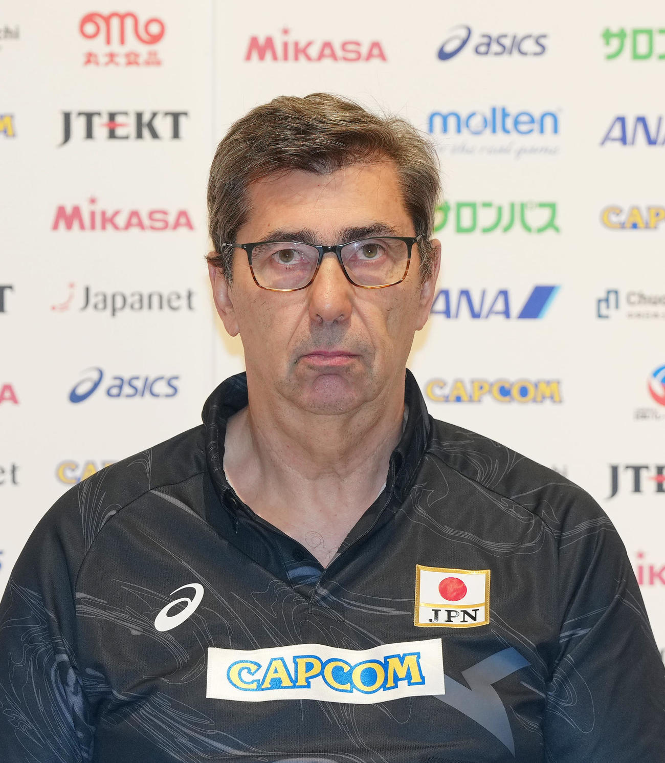 会見に臨むバレーボール男子日本代表のブラン監督（撮影・江口和貴）