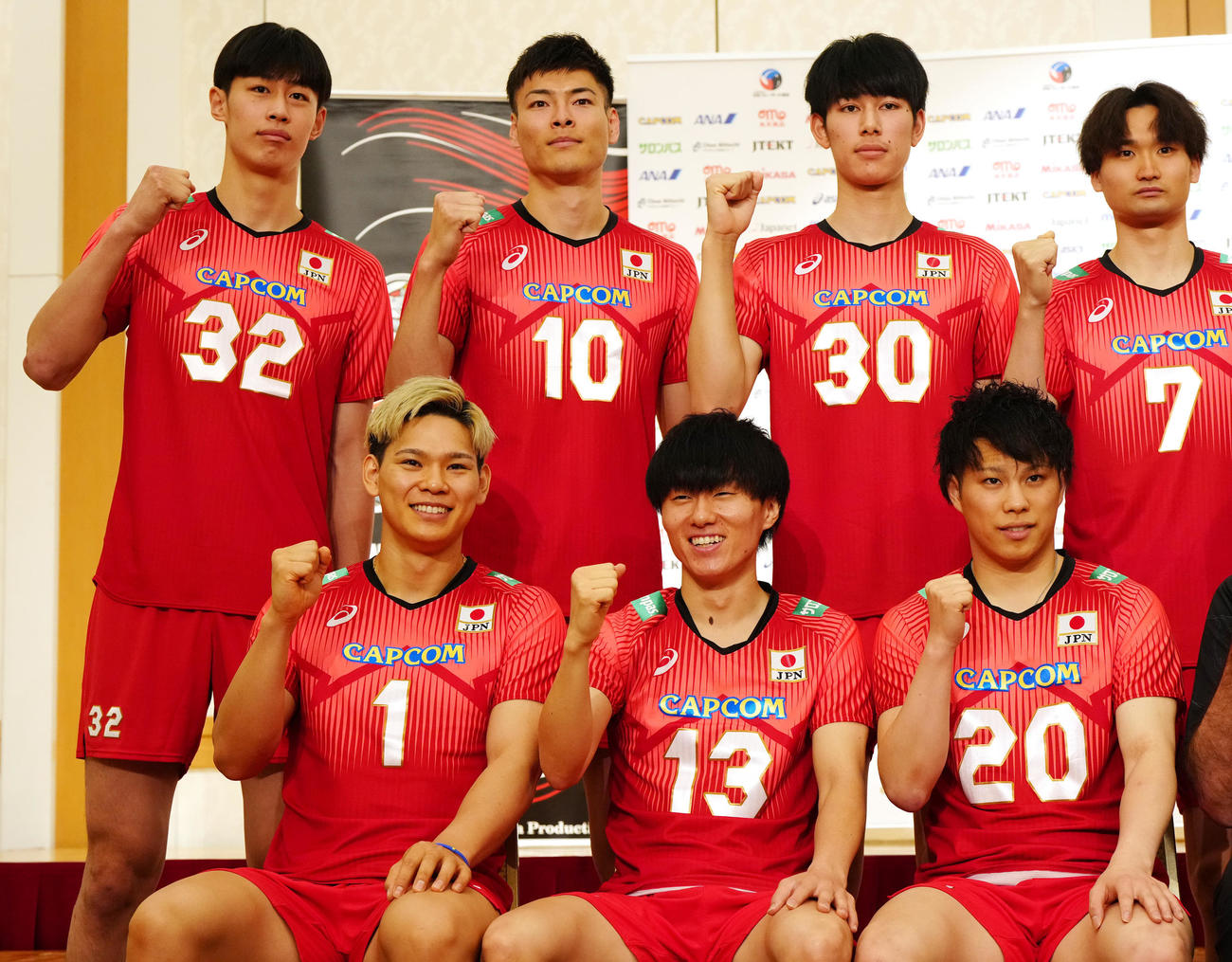 集合写真に納まるバレーボール男子日本代表の選手たち。前列左から西田、小川、山本、後列左から麻野、高橋健、甲斐、高梨（撮影・江口和貴）