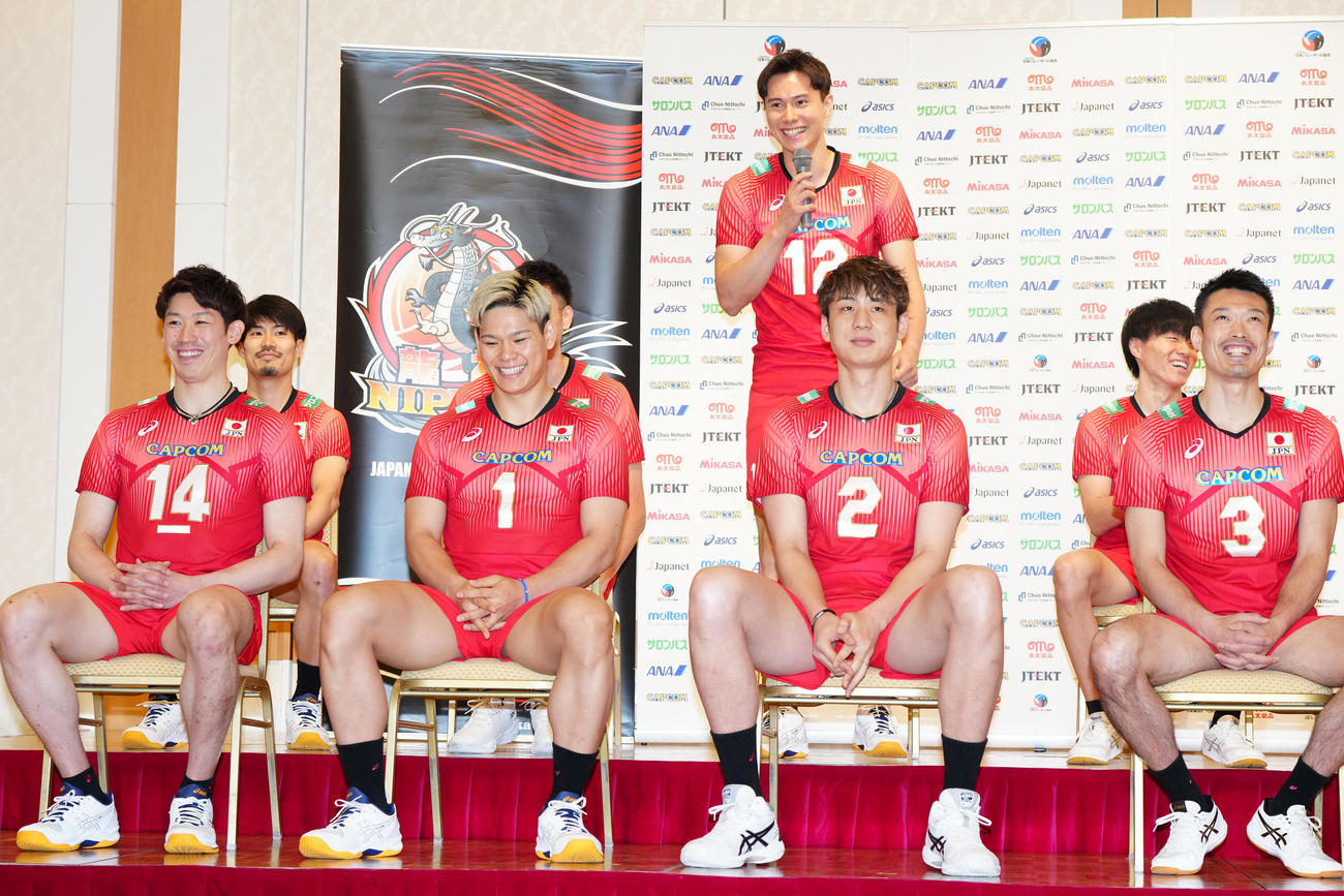 会見に臨むバレーボール男子日本代表の高橋藍（後列左から3人目）（撮影・江口和貴）
