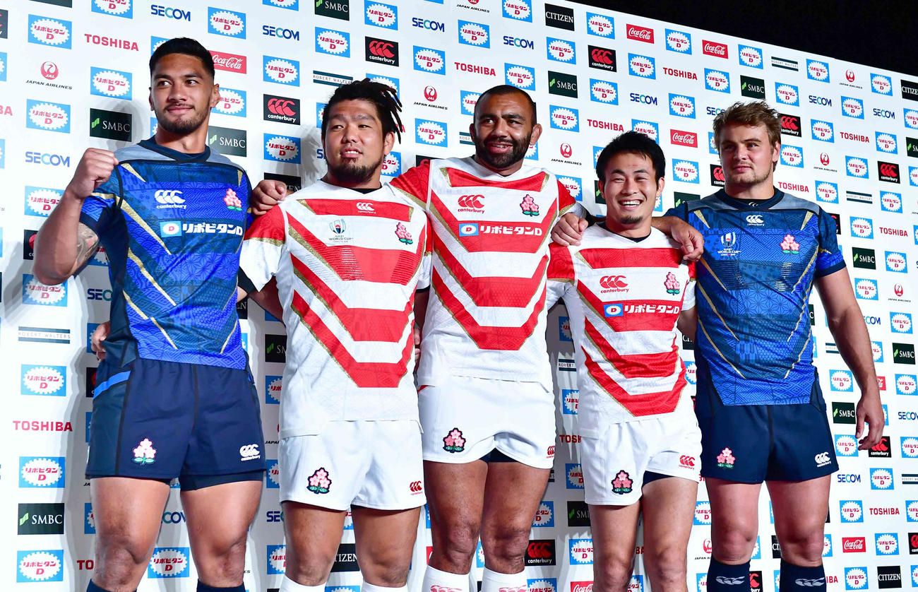 2019年7月、ラグビーW杯日本大会で着用する日本代表の新ジャージー発表会見に臨む、左からラファエレ・ティモシー、堀江、リーチ・マイケル、福岡、ビンピー・ファンデルバルト