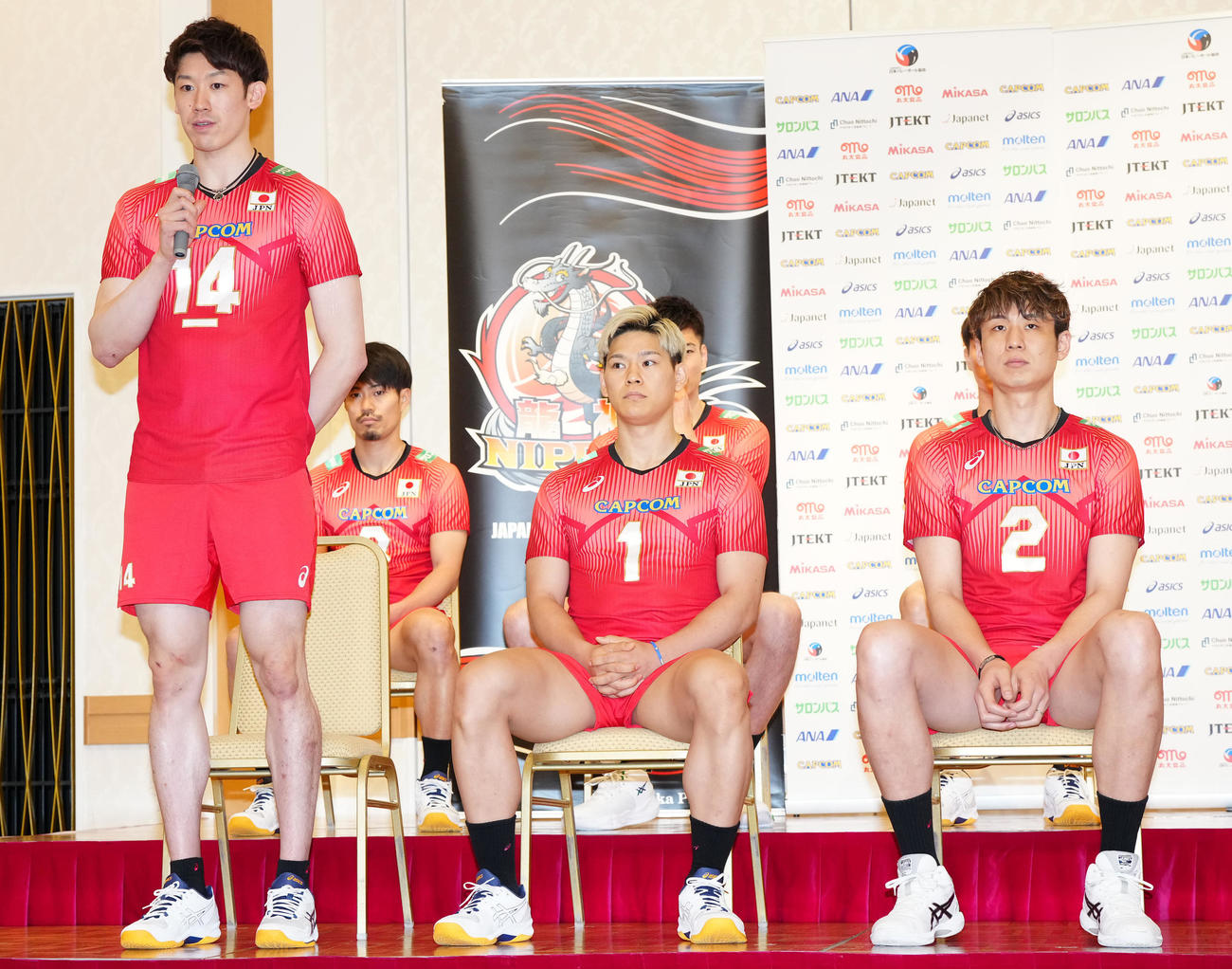 会見に臨むバレーボール男子日本代表の石川（左端）（撮影・江口和貴）