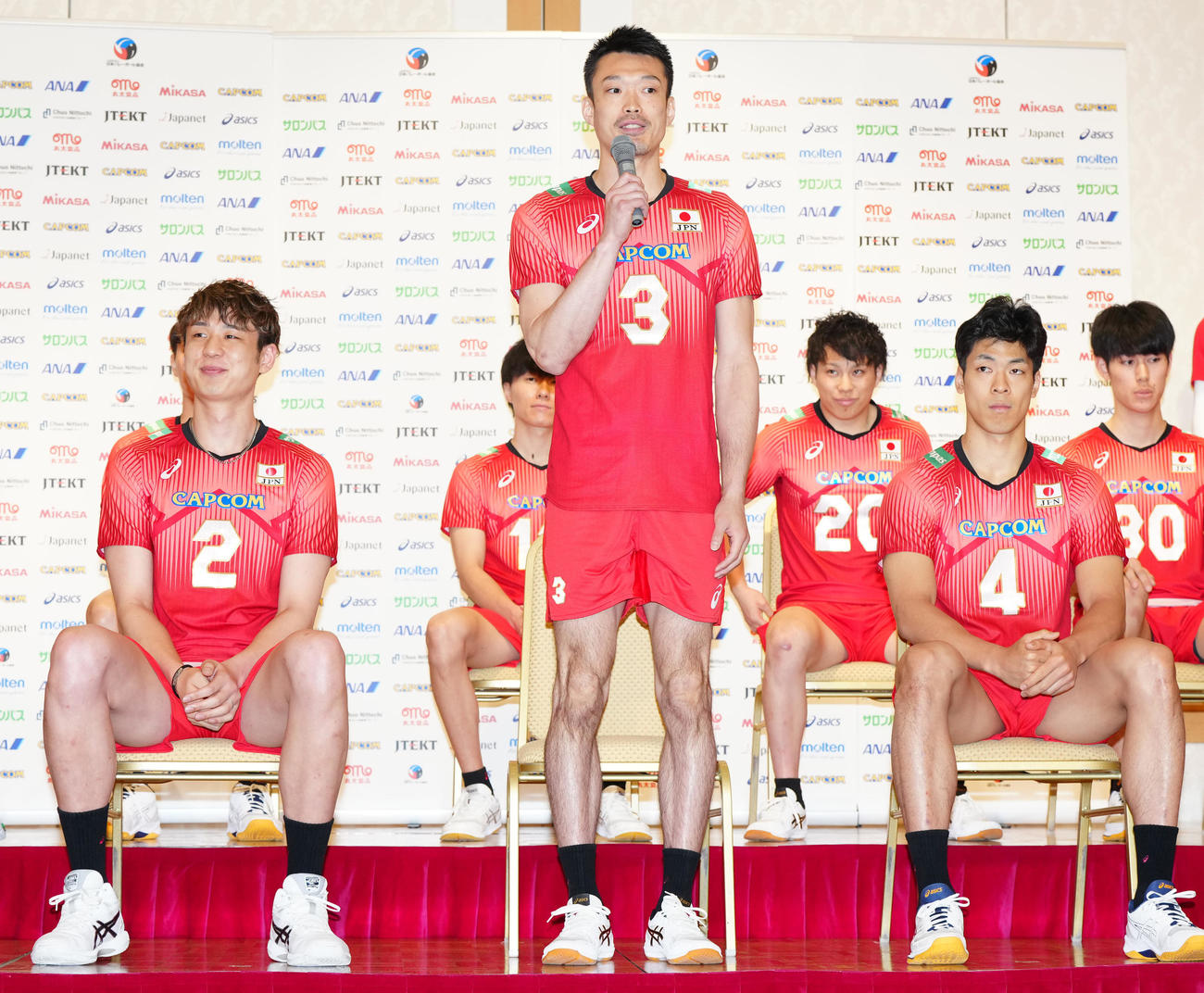 会見に臨むバレーボール男子日本代表の深津（中央）（撮影・江口和貴）