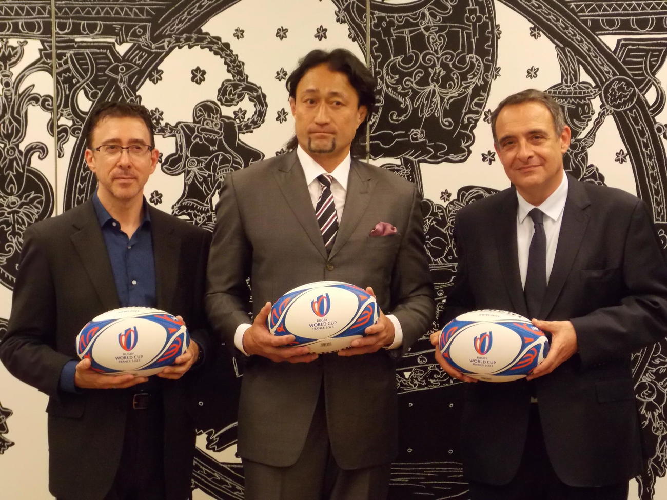 フランス観光親善大使の大野均氏（中央）とフィリップ・セトン駐日フランス大使（右）、フランス観光開発機構在日代表のフレデリック・マゼンク氏（撮影・松本航）