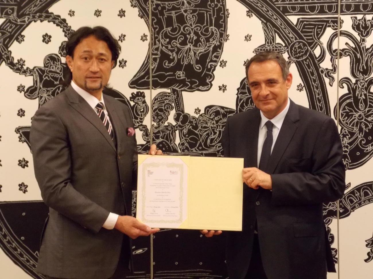 フランス観光親善大使の任命状を受け取った大野均氏（左）とフィリップ・セトン駐日フランス大使（撮影・松本航）