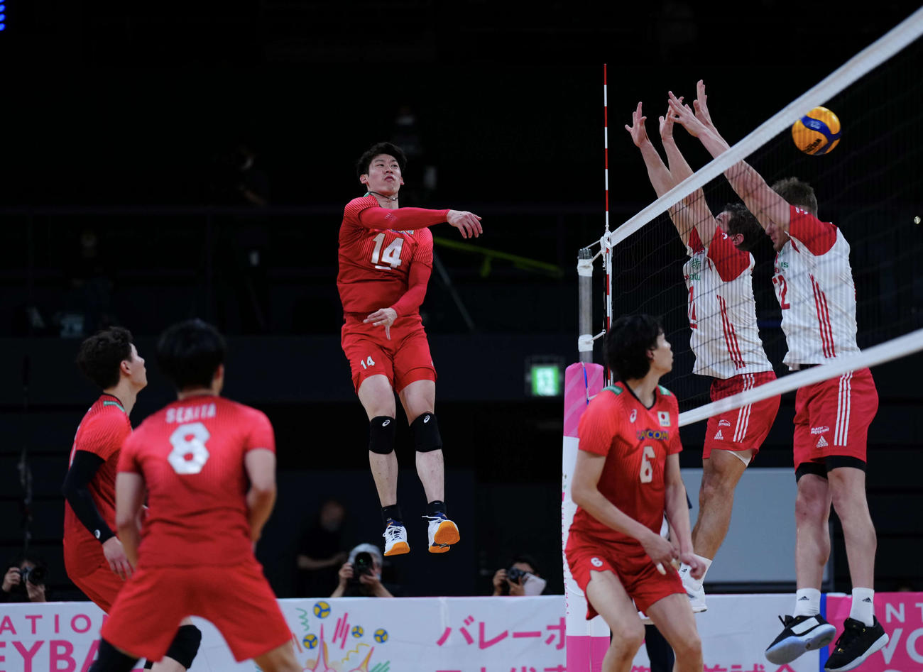 スパイクを放つ石川（C）JVA