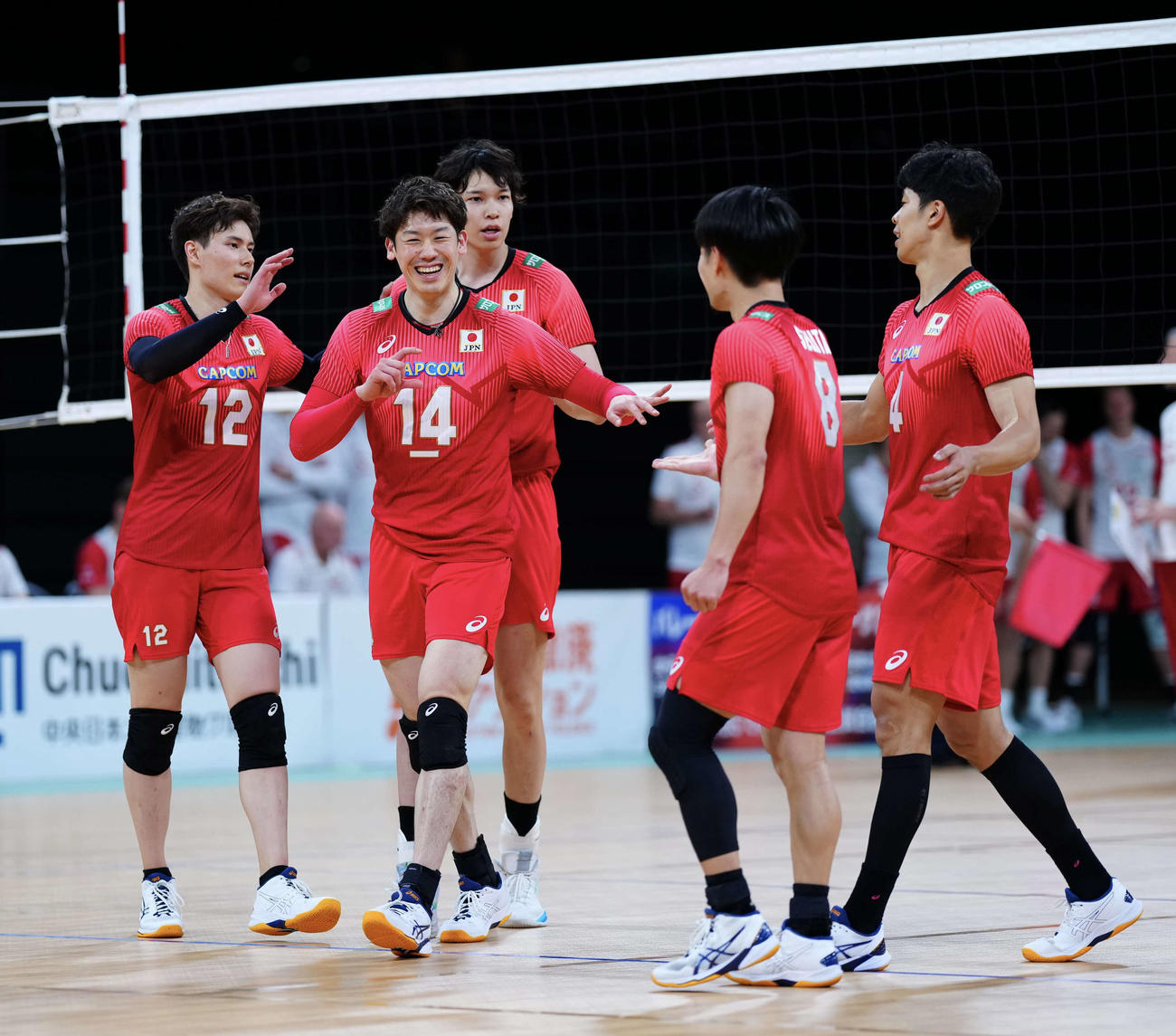 得点を喜ぶ日本。左から2番目は石川（C）JVA