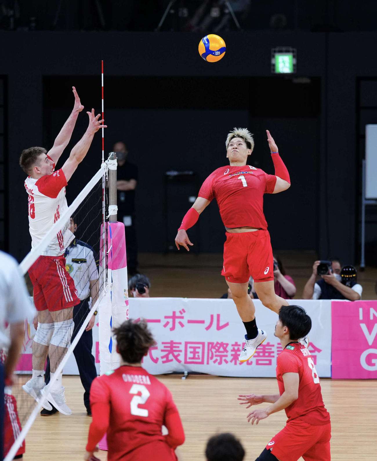 スパイクを放つ西田（C）JVA