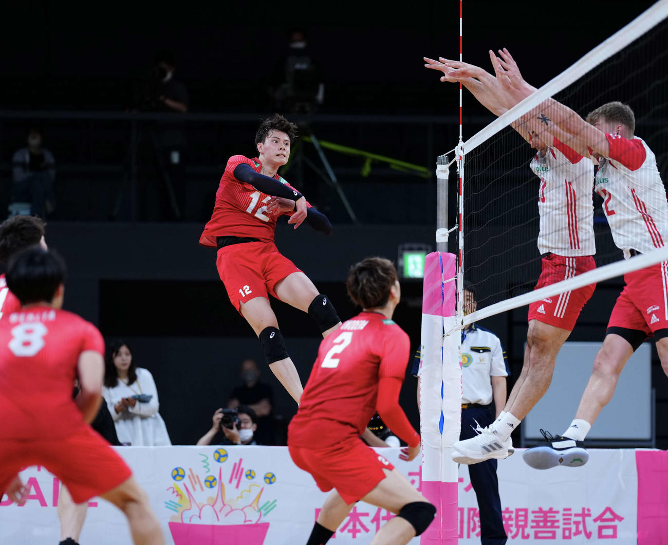 スパイクを放つ高橋藍（C）JVA