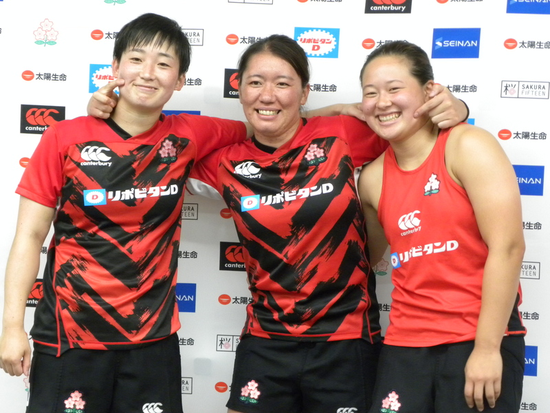 玉井希絵（中央）は後輩の長田いろは（右）と山本実に人さし指をあてる（2022年7月29日）