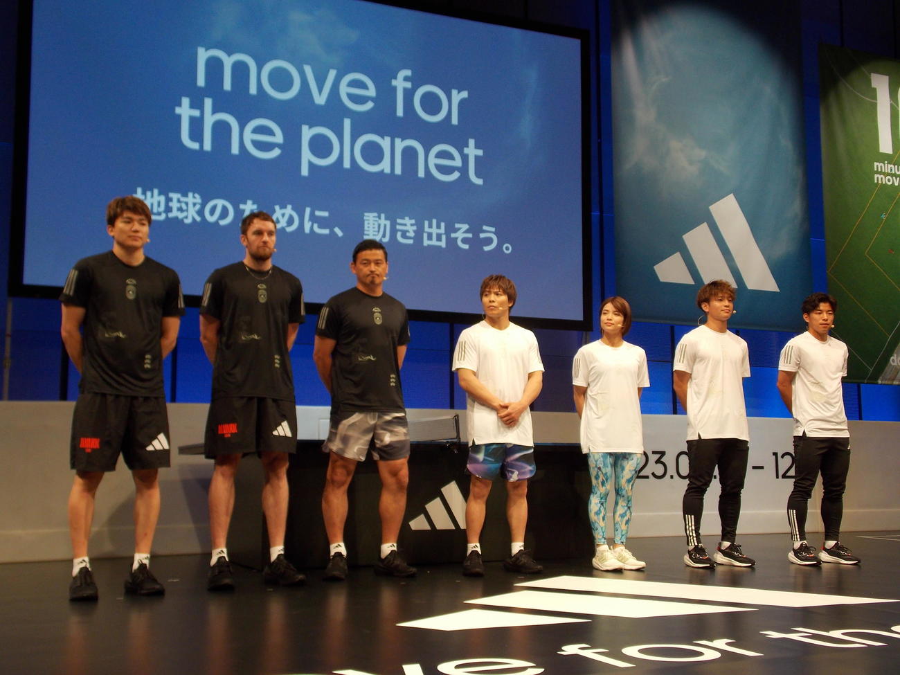 「adidas MOVE FOR THE PLANET　キックオフチャレンジ」に参加した左からA東京の安藤周人、ザック・バランスキー、ラグビー五郎丸歩氏、柔道の阿部一二三、阿部詩、Jリーグ横浜の永戸勝也、吉尾海夏（撮影・松本航）