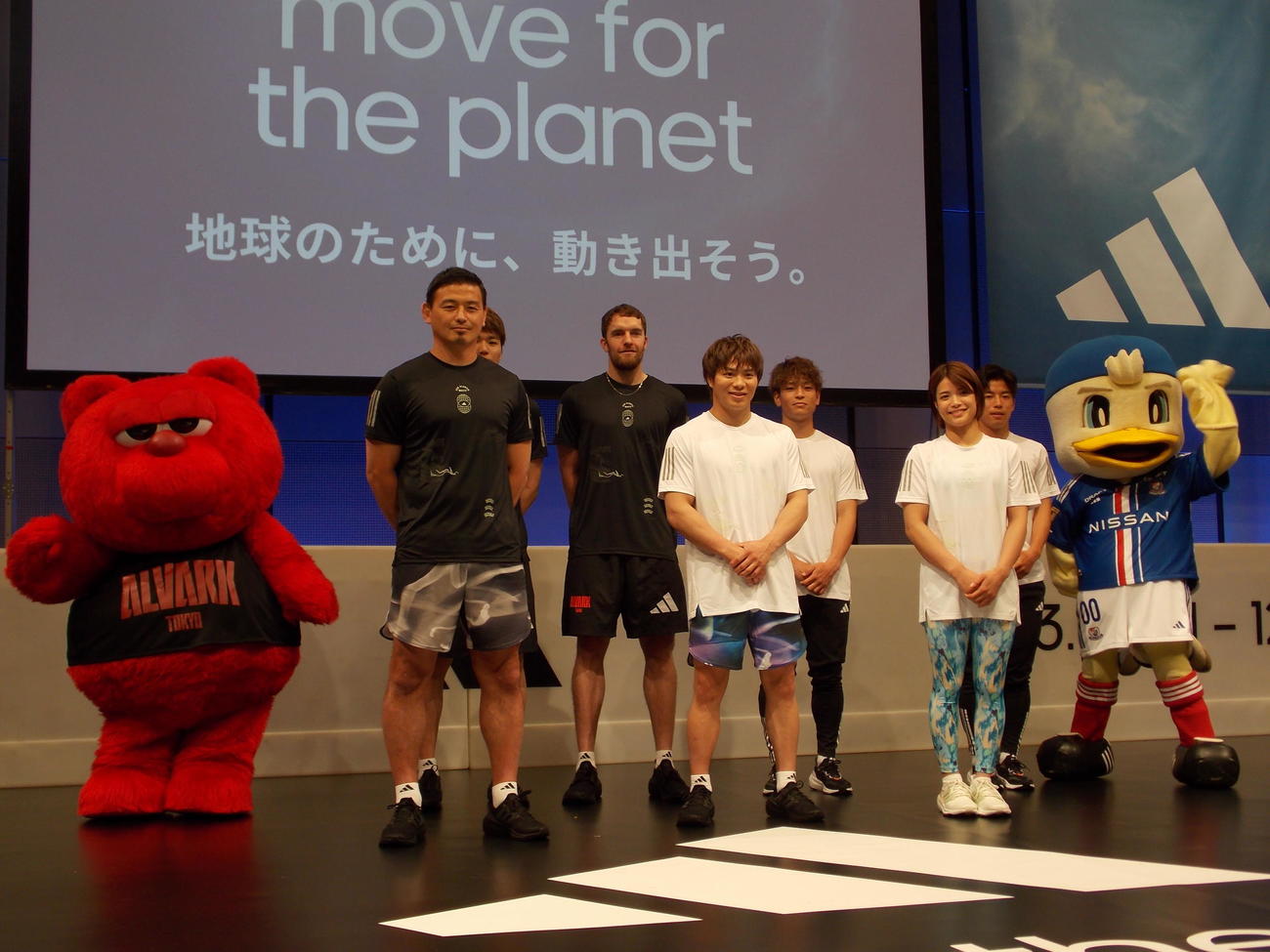 「adidas MOVE FOR THE PLANET　キックオフチャレンジ」に参加した前列左からラグビー五郎丸歩氏、柔道の阿部一二三、阿部詩、後列左からA東京のルーク、安藤周人、ザック・バランスキー、Jリーグ横浜の永戸勝也、吉尾海夏、マリノスケ（撮影・松本航）