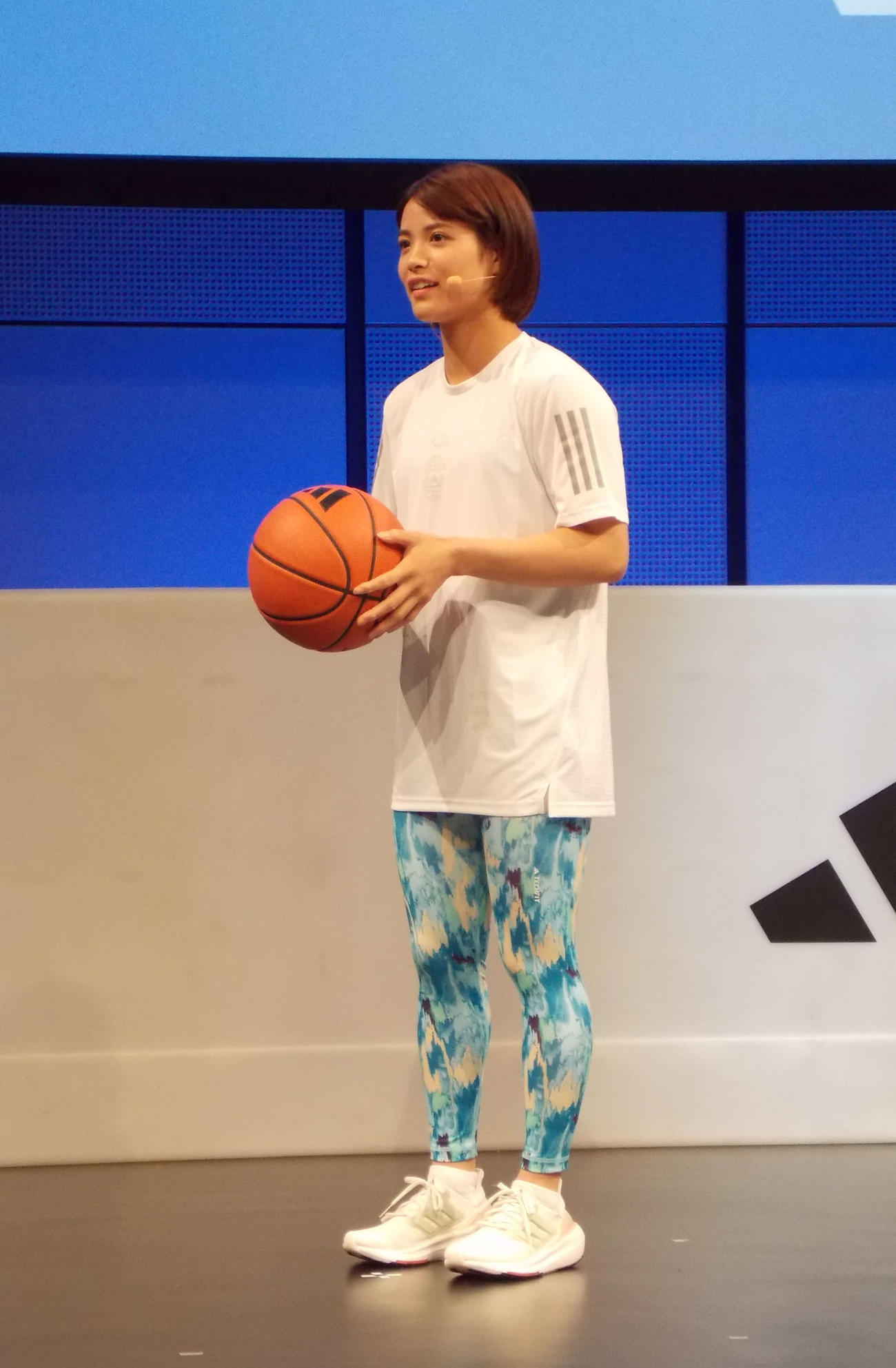 「adidas MOVE FOR THE PLANET　キックオフチャレンジ」でフリースロー対決に臨む柔道の阿部詩（撮影・松本航）