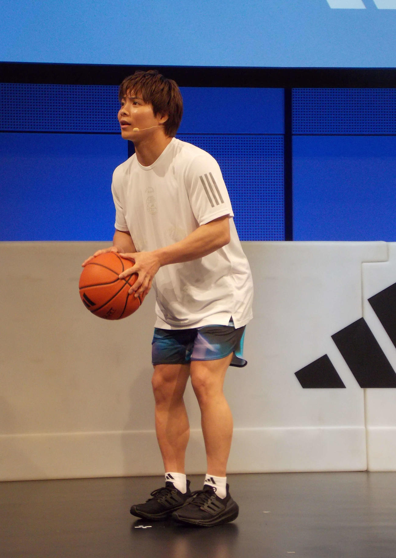 「adidas MOVE FOR THE PLANET　キックオフチャレンジ」でフリースロー対決に臨む柔道の阿部一二三（撮影・松本航）