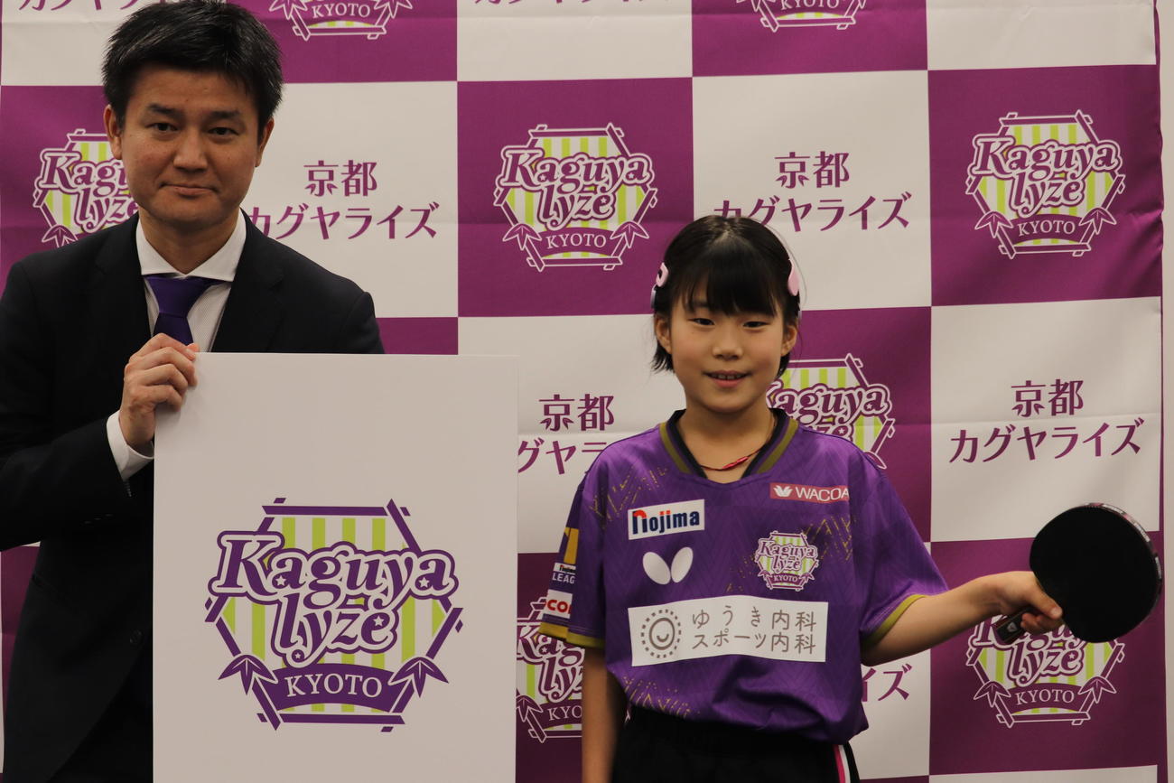 池袋晴彦代表と（左）、ラケットを持つ松島美空（2022年6月撮影）