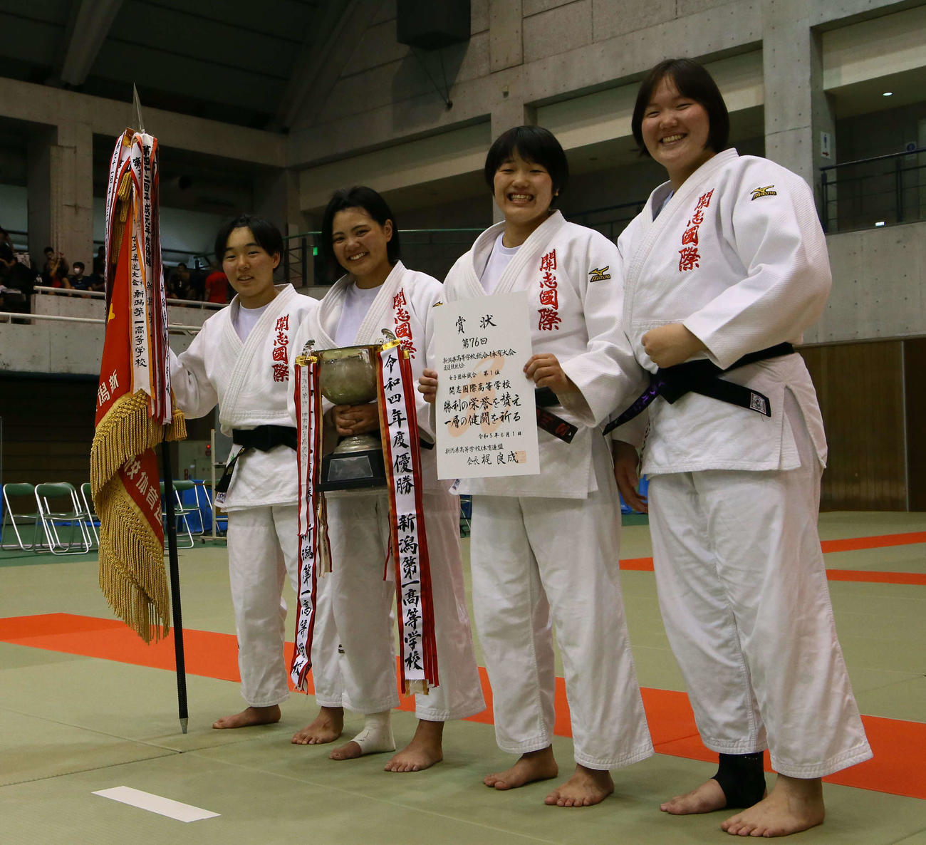 4年ぶりの優勝に笑顔の開志国際メンバー。左から余嶋、出口、藤川、補欠のモンゴル人留学生アウインボル