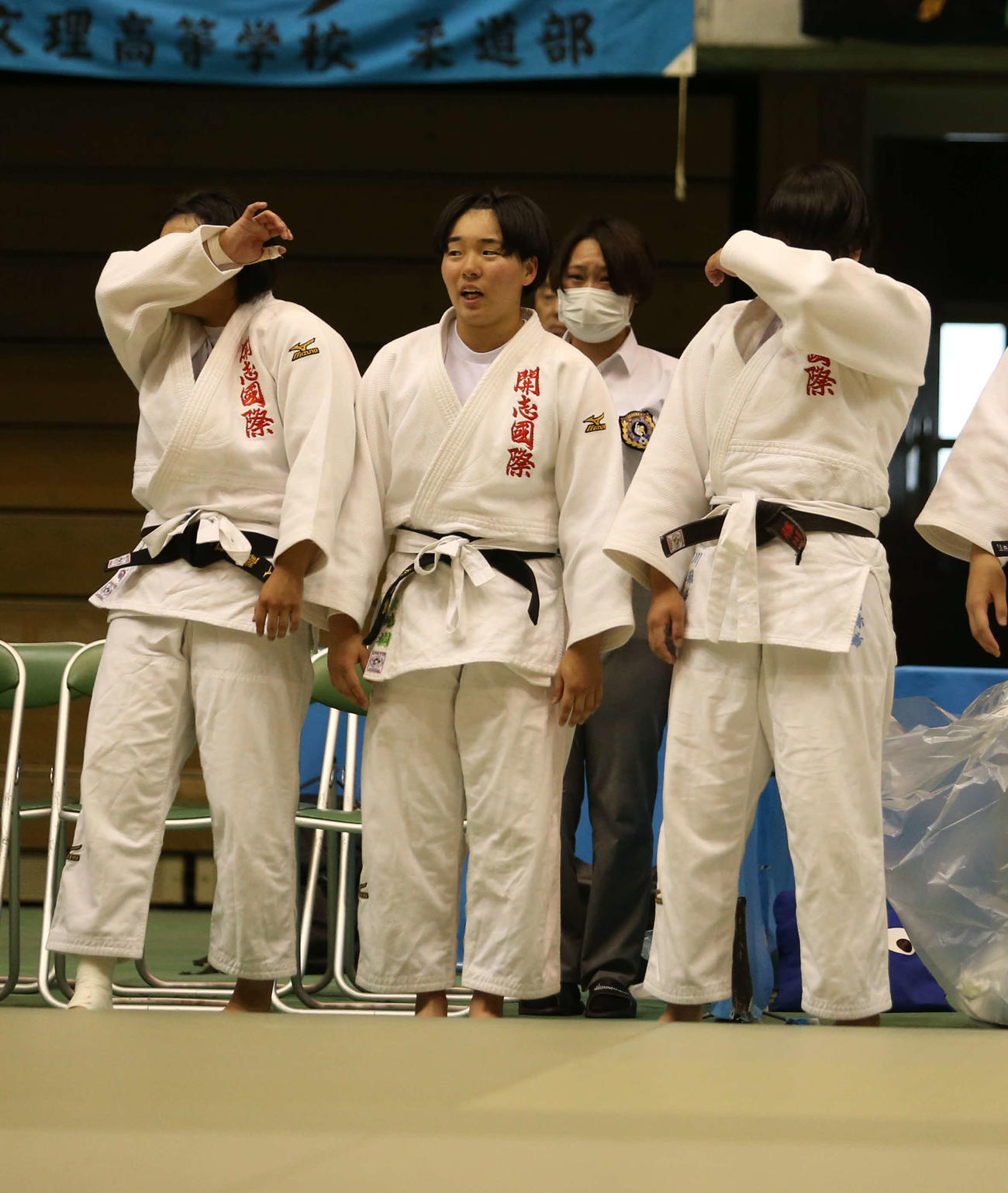 4年ぶりの優勝に涙する開志国際メンバー