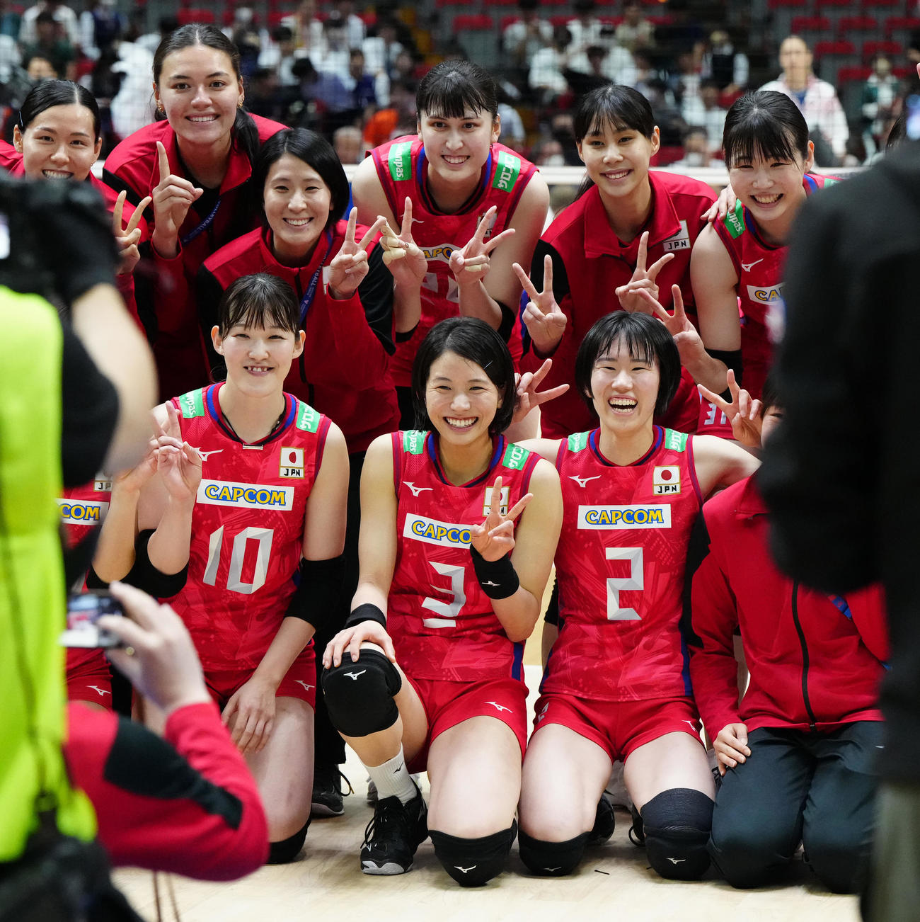 日本対クロアチア　クロアチアに勝利し、集合写真に納まる古賀（前列中央）ら女子日本代表の選手たち（撮影・江口和貴）