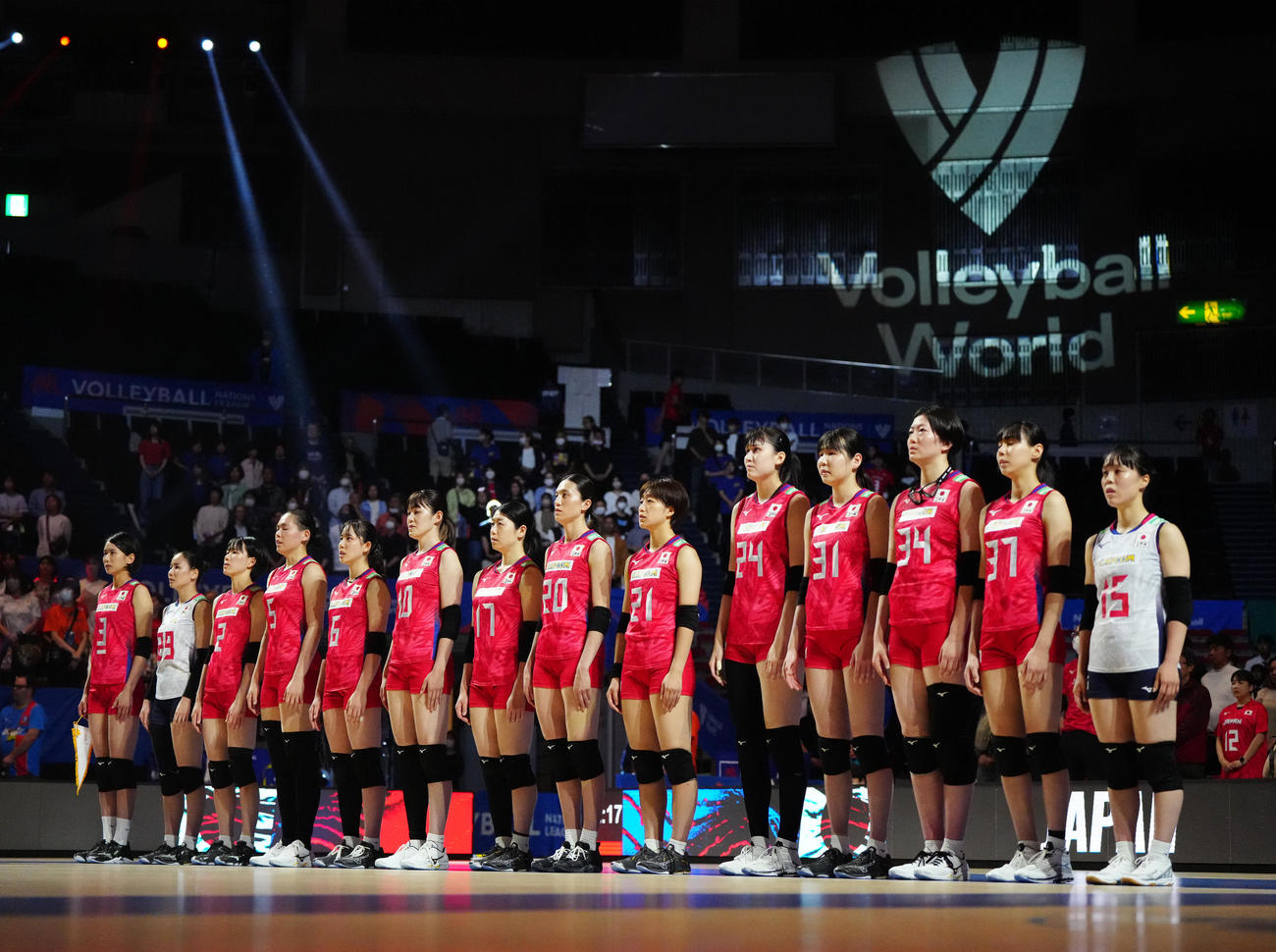 日本対クロアチア　試合前、君が代斉唱するバレーボール女子日本代表の選手たち（撮影・江口和貴）