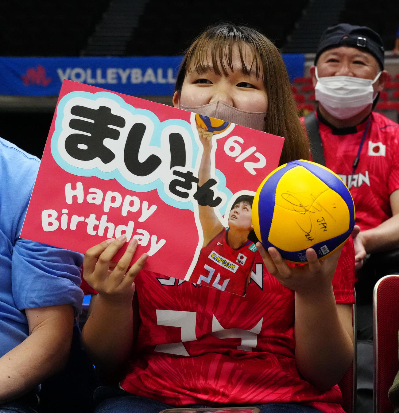 日本対クロアチア　試合後、誕生日を迎えた女子日本代表の入沢を祝福するファン（撮影・江口和貴）