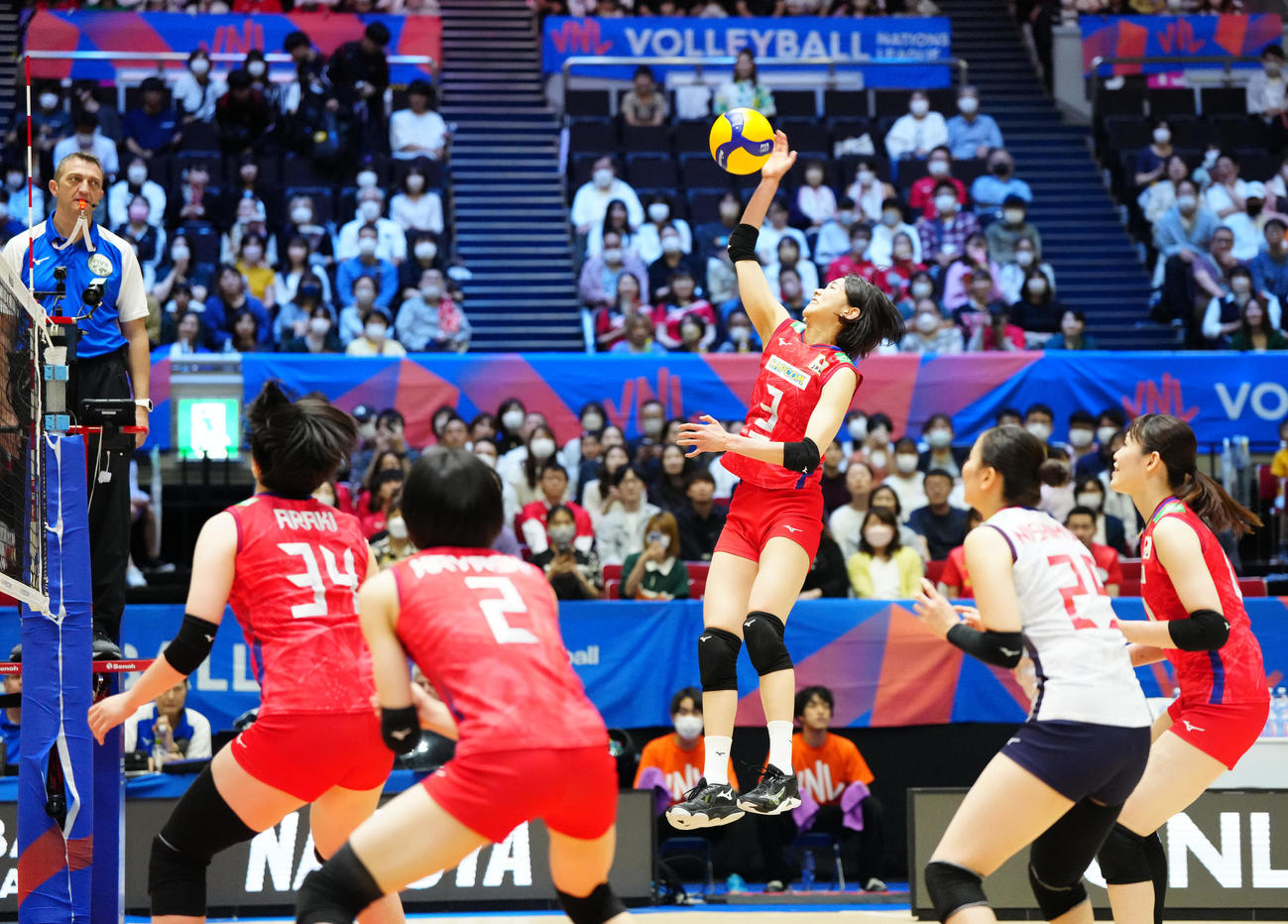 日本対クロアチア　第1セット、得点する女子日本代表の古賀（中央）（撮影・江口和貴）