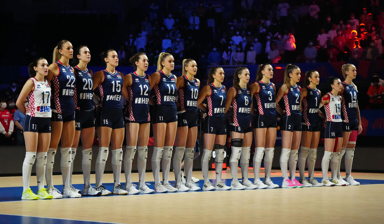 日本対クロアチア　試合前、整列するバレーボール女子クロアチア代表の選手たち（撮影・江口和貴）
